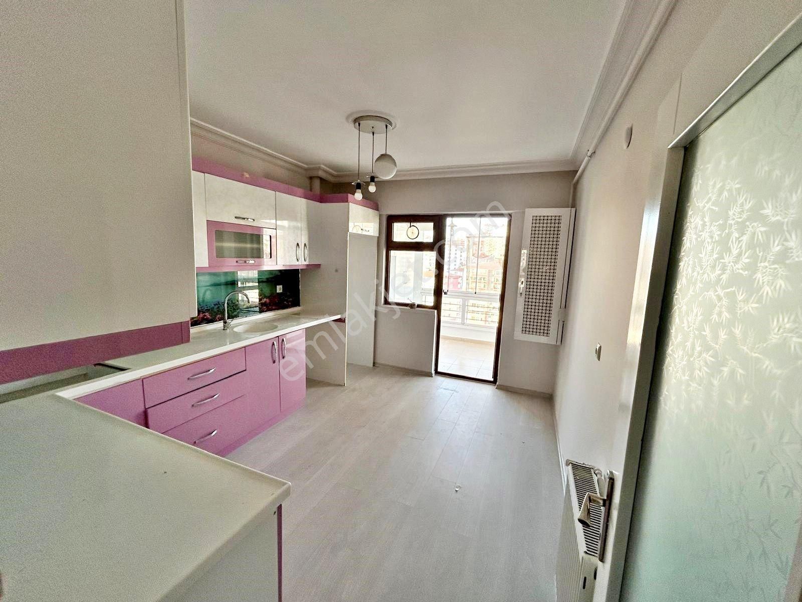 Gold Emlak'tan Cadde Üstünde Manzaralı Sitede Yüksek Katta Yapılı Acil Satılık 3+1 Daire - Görsel 7