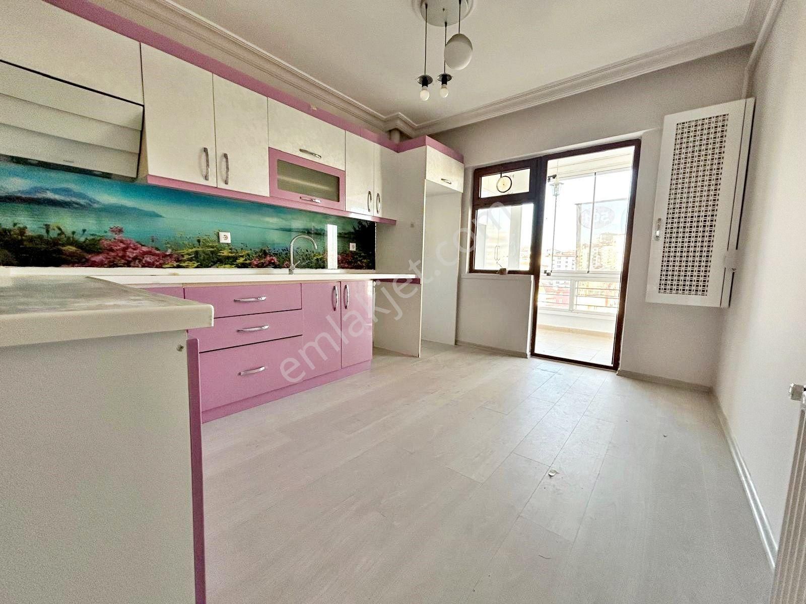 Gold Emlak'tan Cadde Üstünde Manzaralı Sitede Yüksek Katta Yapılı Acil Satılık 3+1 Daire - Görsel 12