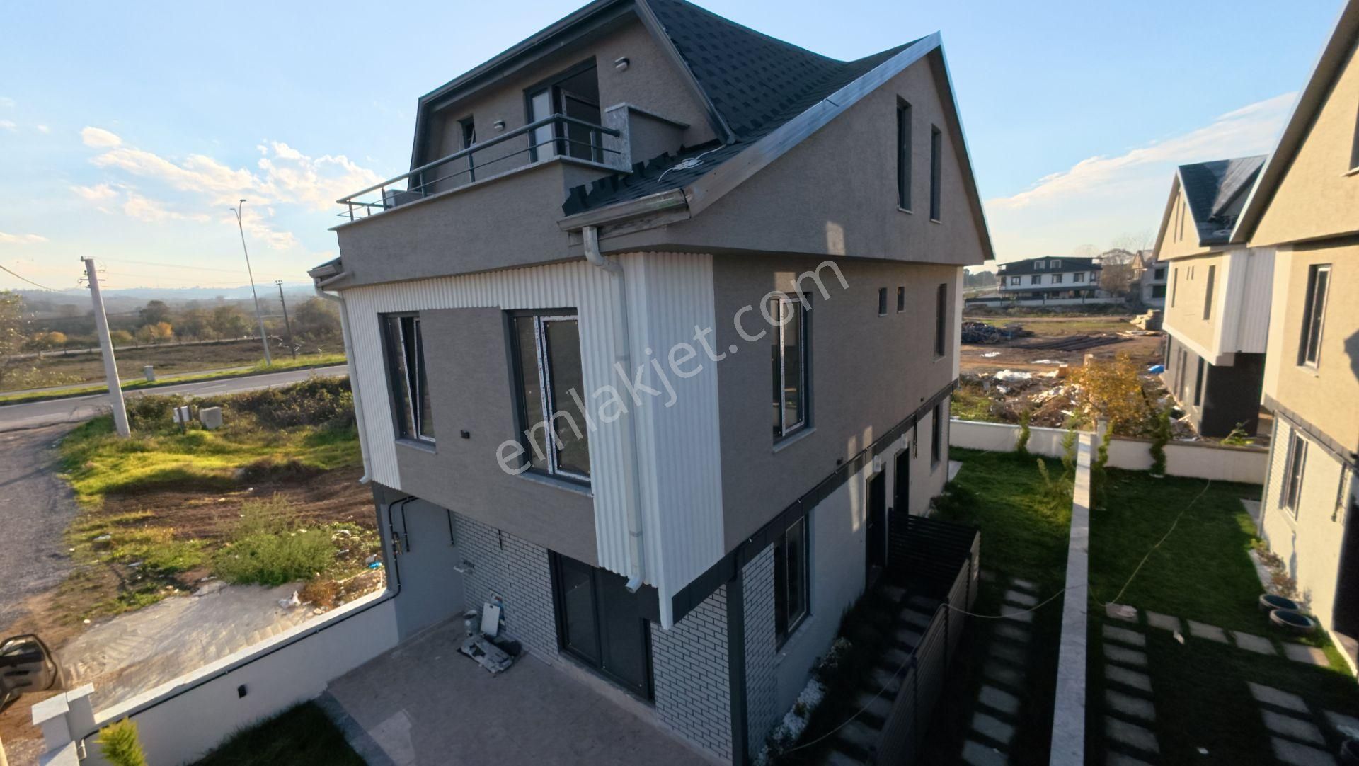 Sakarya Kocaali’de Geniş Bahçeli, Şık 3+1 Villa