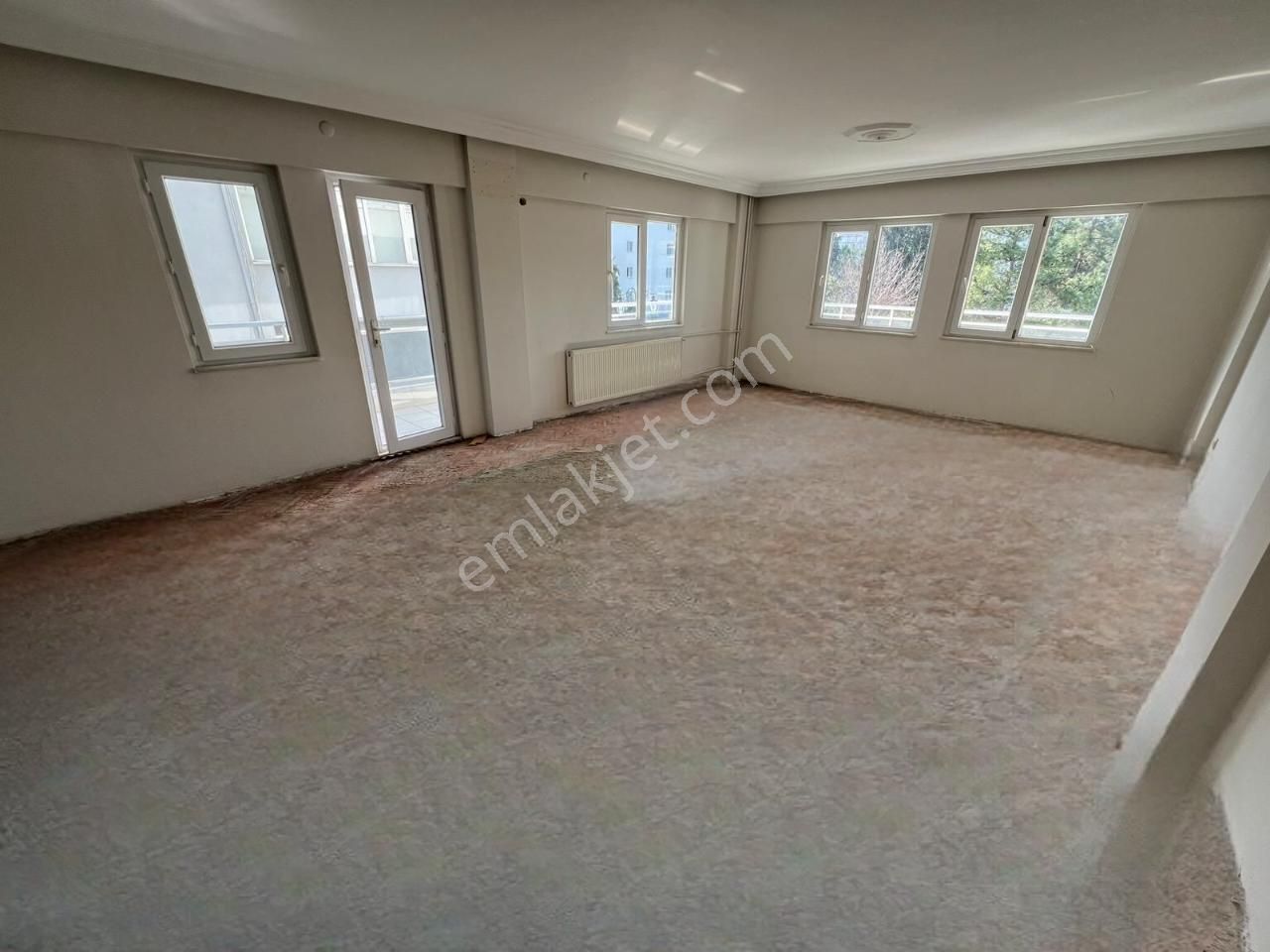 Özmecaz'dan Çamlık Caddesi Üzerisinde 3+1 Arakat Asansörlü Geniş Daire