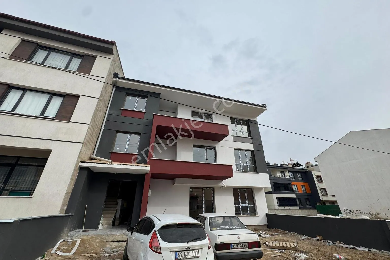 Beyşehir Yolu Doğan Yatağanlı Arkası Sıfır Komple Bina