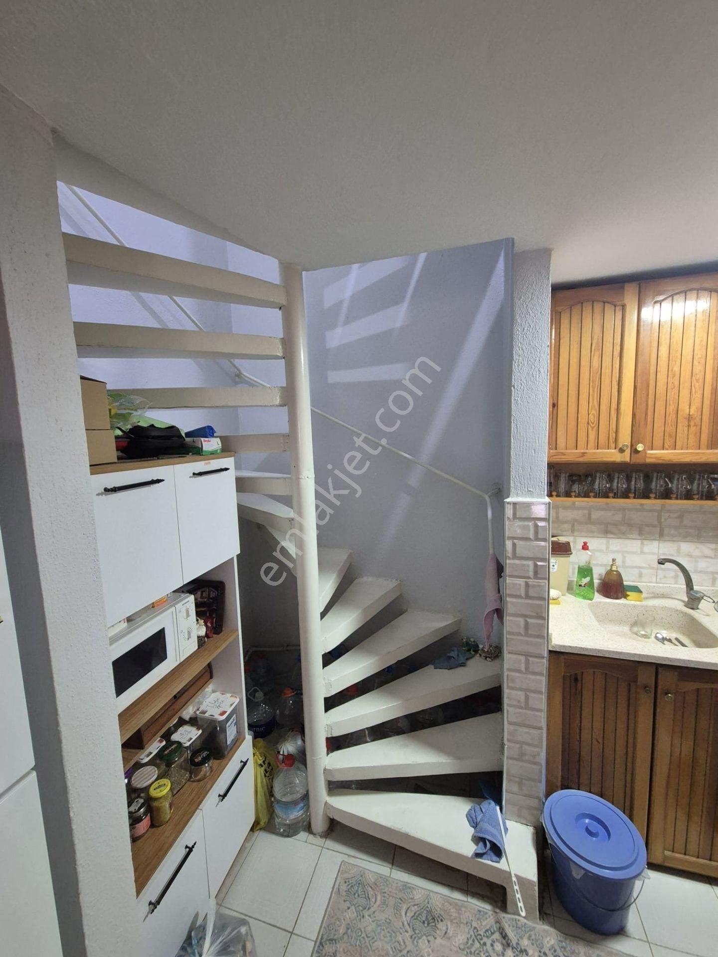 Ayvalık Sarımsaklıda Denize Yürüme Mesafesinde,bahçeli 3 Katlı Şirin Villa - Görsel 8