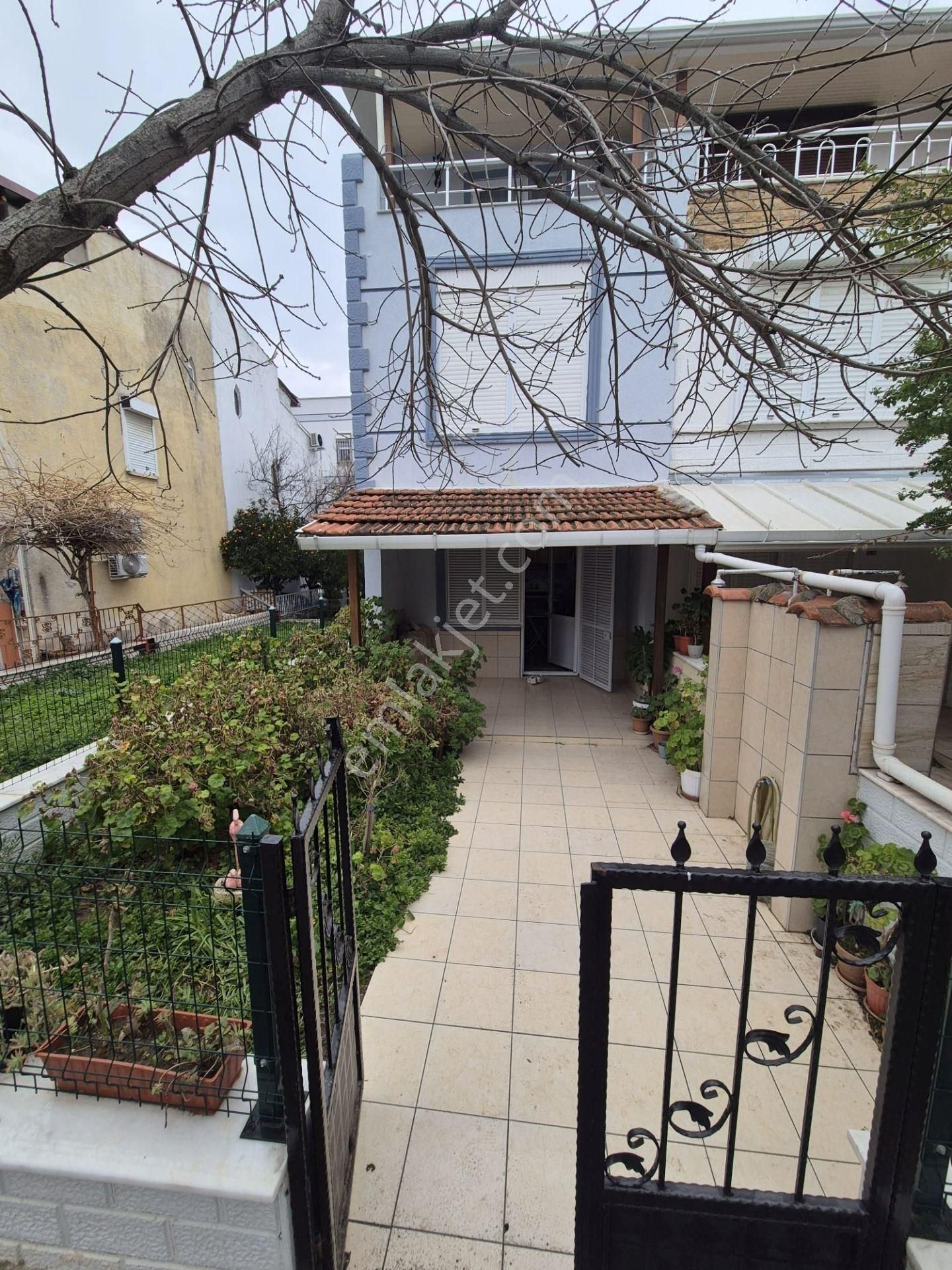 Ayvalık Sarımsaklıda Denize Yürüme Mesafesinde,bahçeli 3 Katlı Şirin Villa - Görsel 3