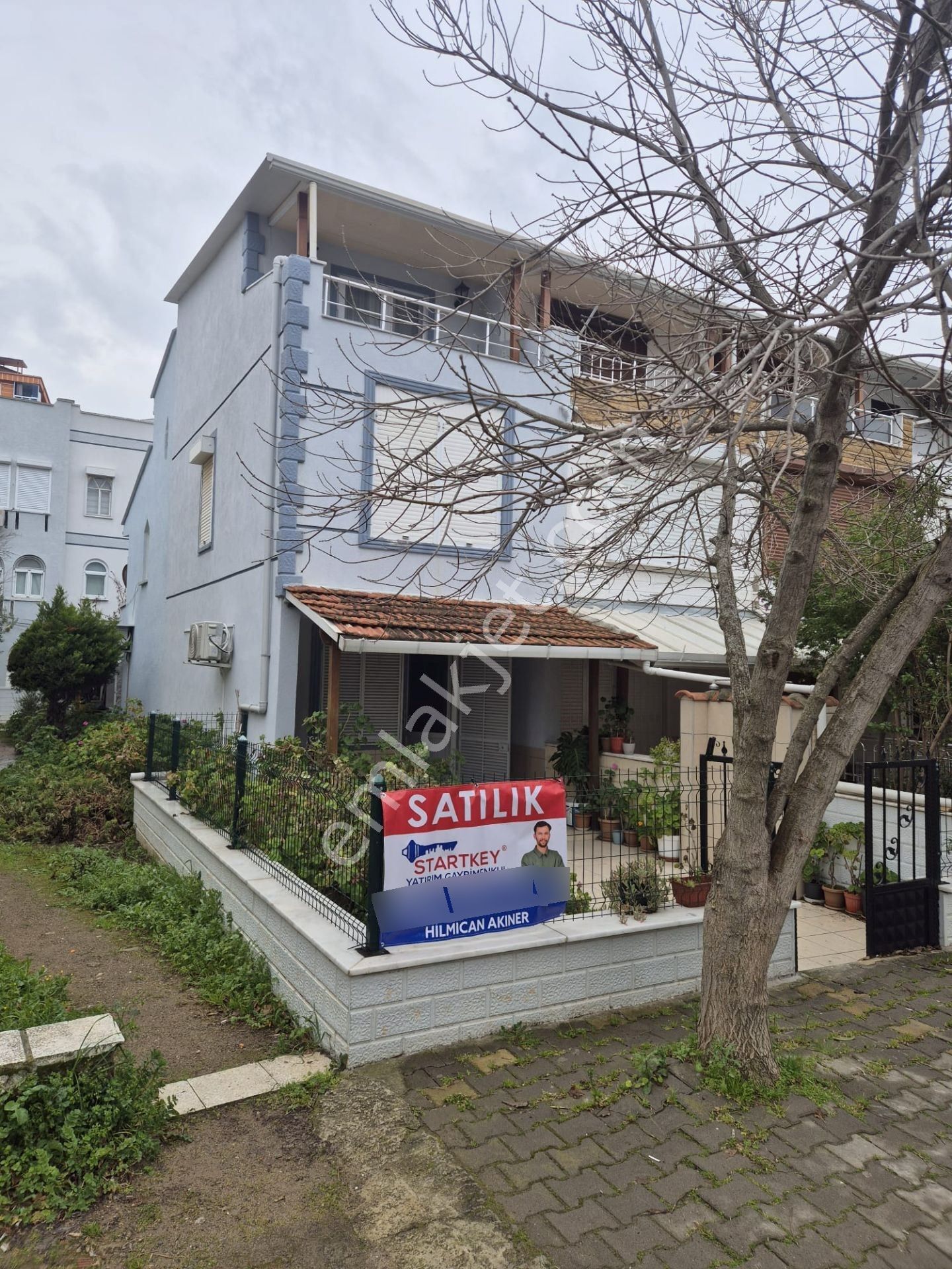 Ayvalık Sarımsaklıda Denize Yürüme Mesafesinde,bahçeli 3 Katlı Şirin Villa