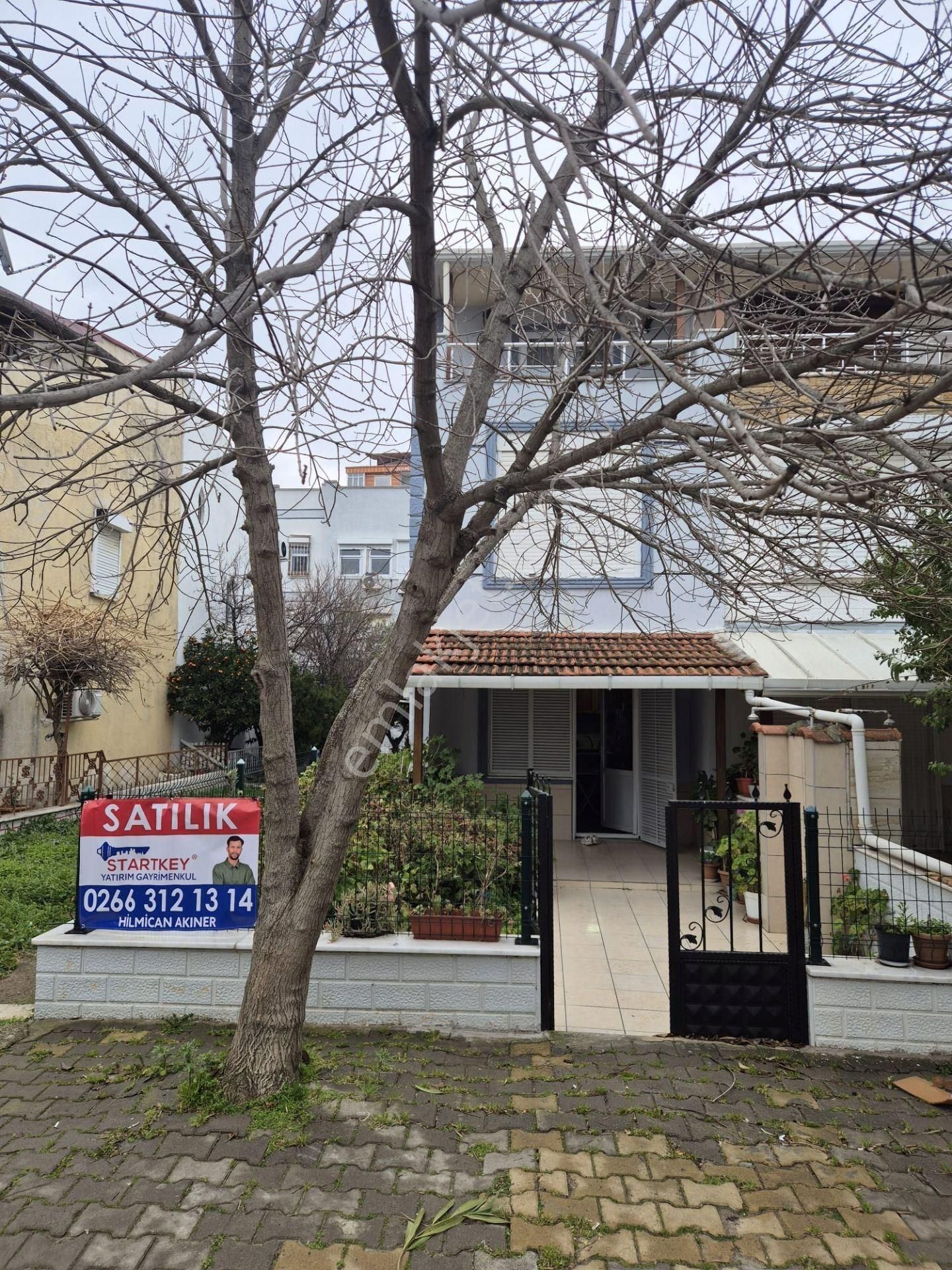 Ayvalık Sarımsaklıda Denize Yürüme Mesafesinde,bahçeli 3 Katlı Şirin Villa - Görsel 2