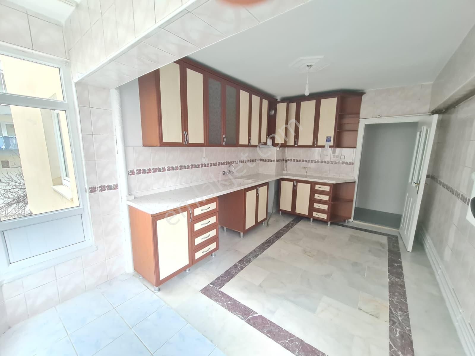 Karapüçek Mahalle Merkezinde – Cadde Üzeri – Çarşı İçinde 3+1 Daire