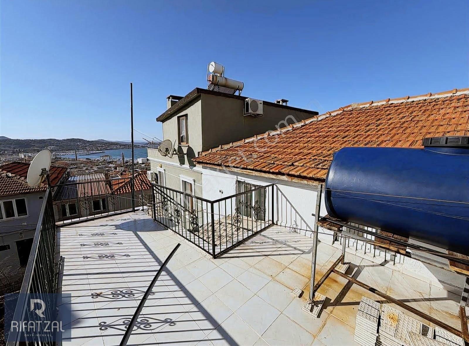 Ayvalık Fethiye Mah. Deniz Manzaralı 3+1 Eşyalı 136 M2 Avlulu Ev - Görsel 2