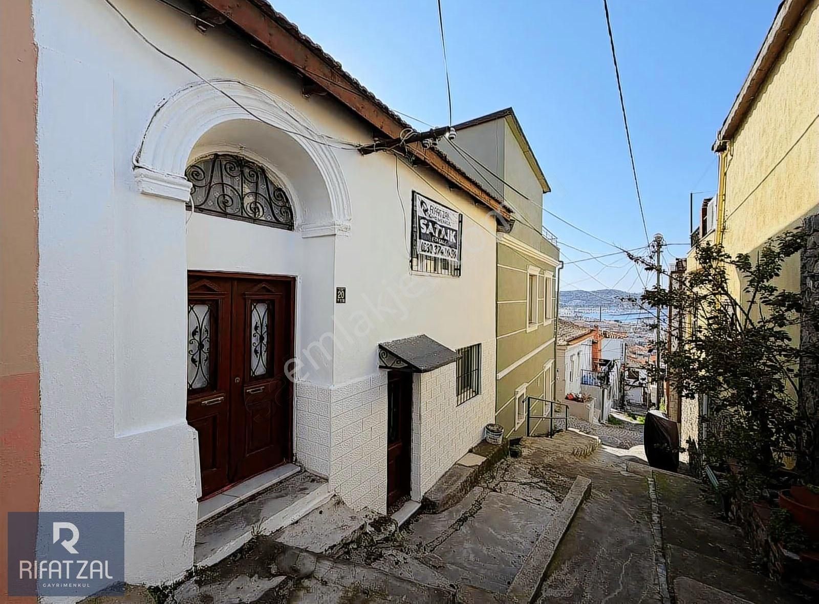 Ayvalık Fethiye Mah. Deniz Manzaralı 3+1 Eşyalı 136 M2 Avlulu Ev - Görsel 10