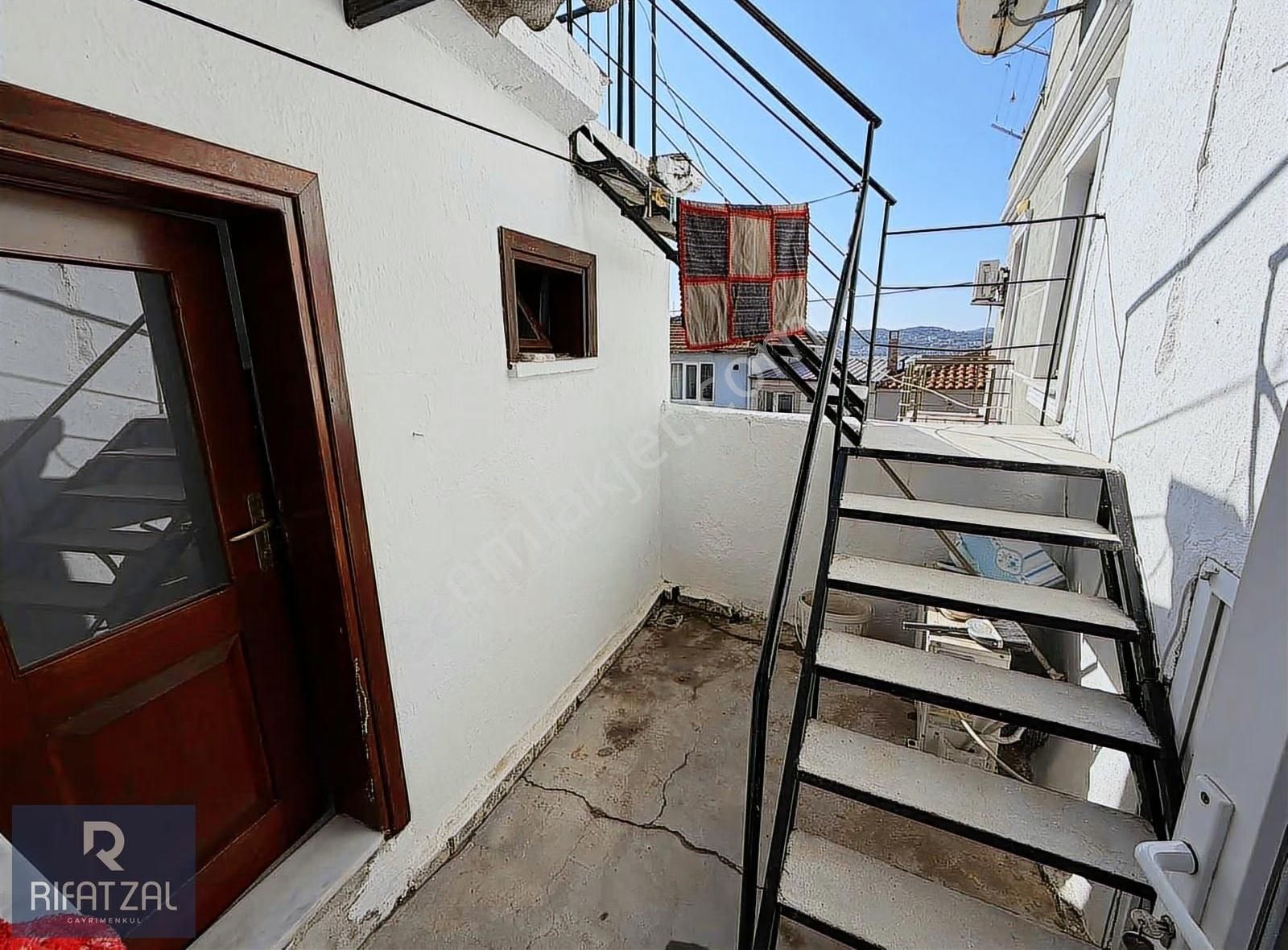 Ayvalık Fethiye Mah. Deniz Manzaralı 3+1 Eşyalı 136 M2 Avlulu Ev - Görsel 23