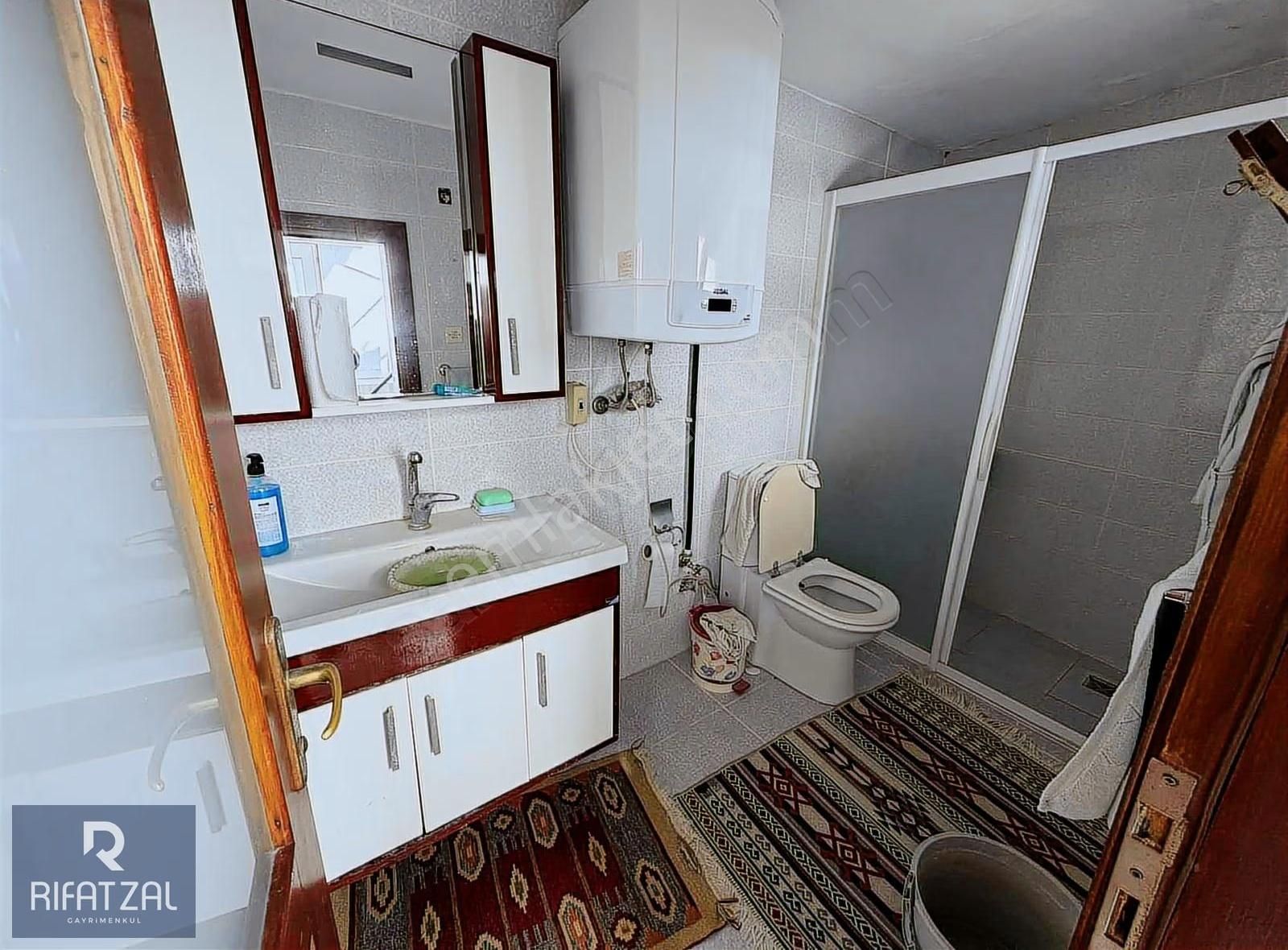 Ayvalık Fethiye Mah. Deniz Manzaralı 3+1 Eşyalı 136 M2 Avlulu Ev - Görsel 3