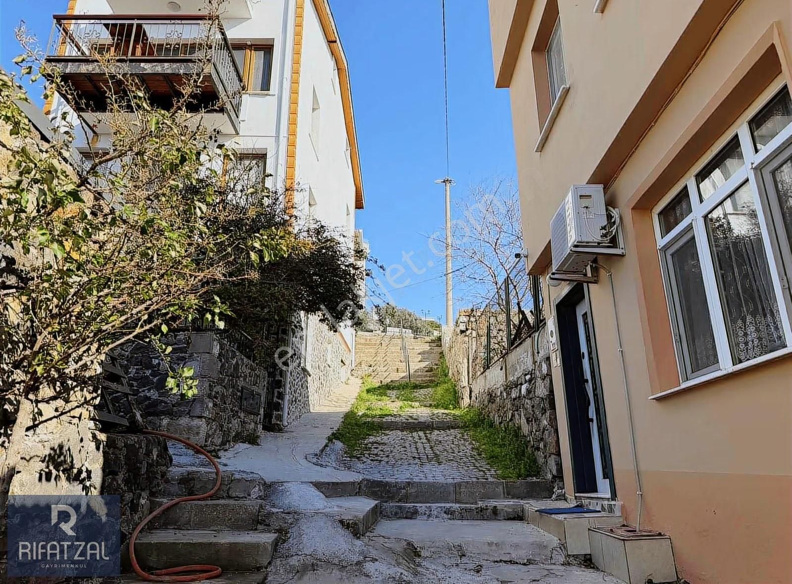 Ayvalık Fethiye Mah. Deniz Manzaralı 3+1 Eşyalı 136 M2 Avlulu Ev - Görsel 8