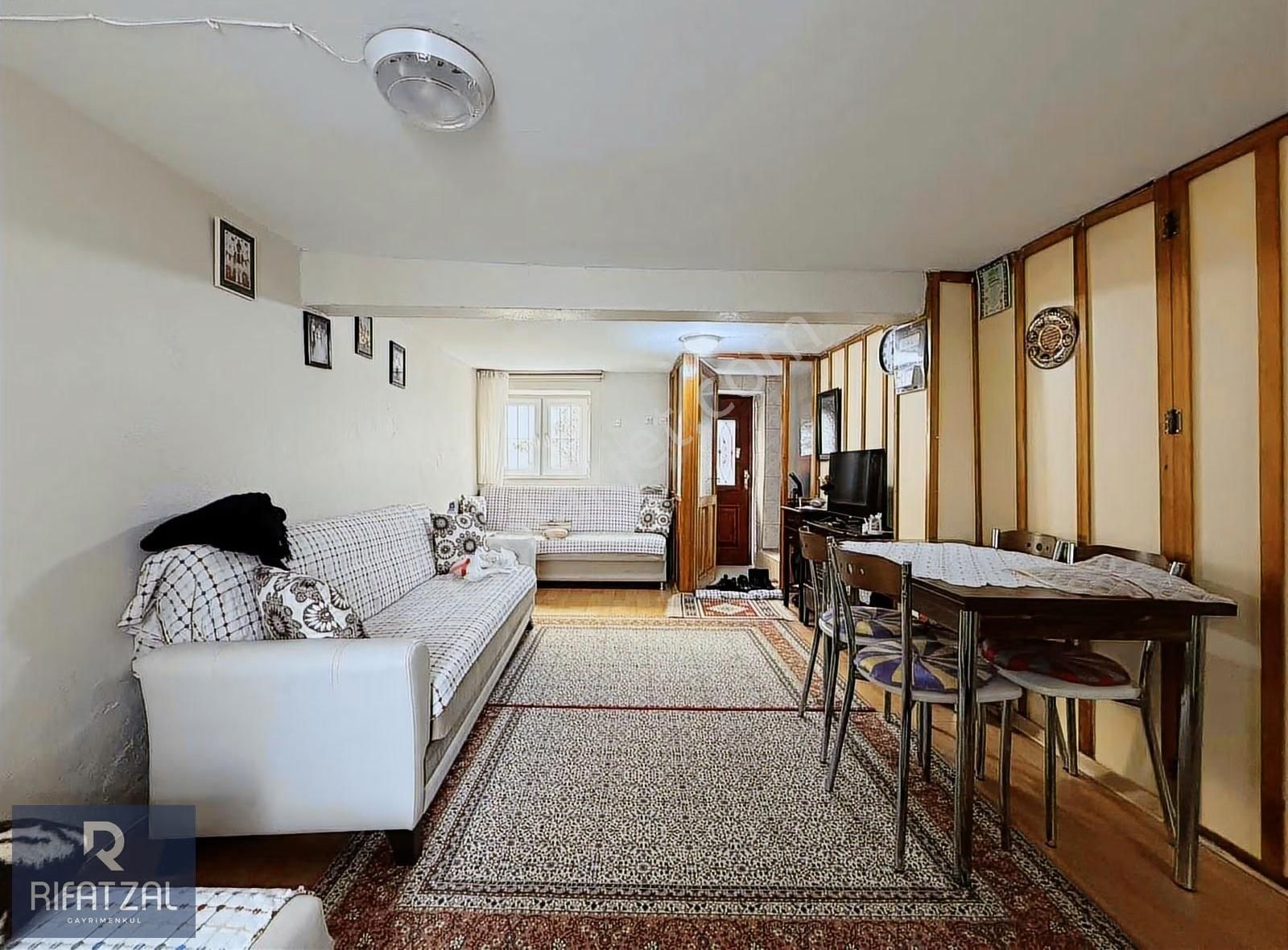 Ayvalık Fethiye Mah. Deniz Manzaralı 3+1 Eşyalı 136 M2 Avlulu Ev - Görsel 4