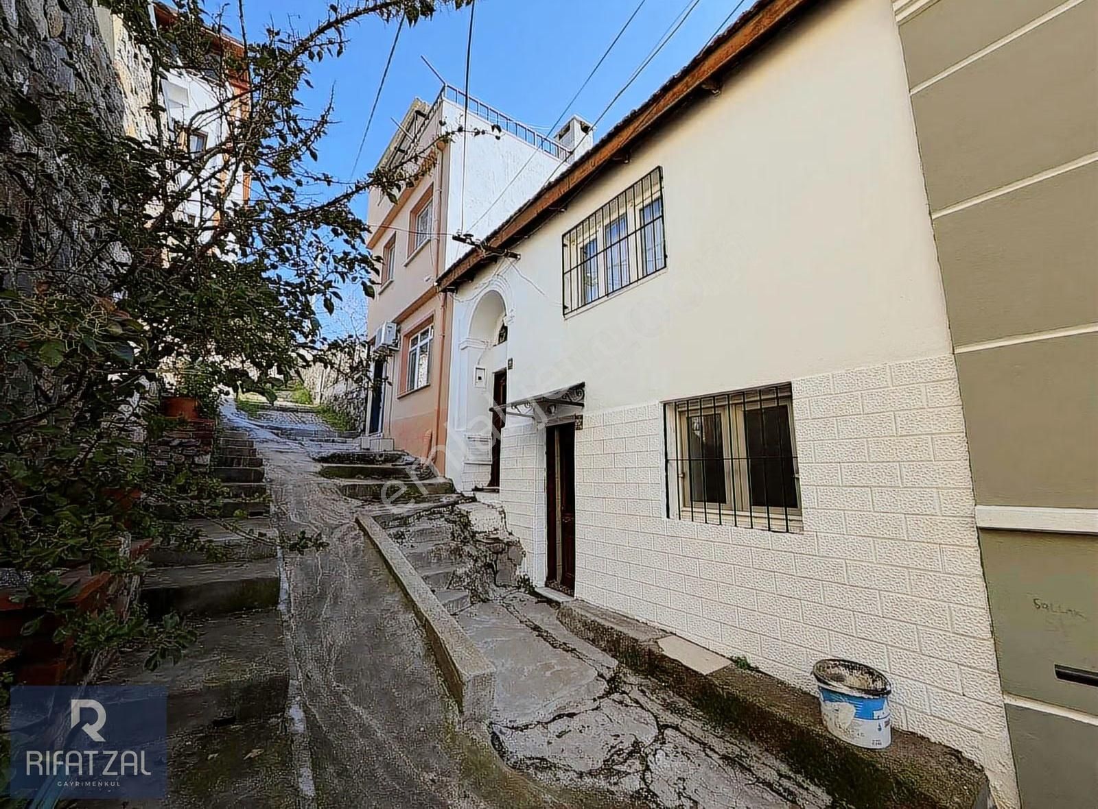 Ayvalık Fethiye Mah. Deniz Manzaralı 3+1 Eşyalı 136 M2 Avlulu Ev - Görsel 15