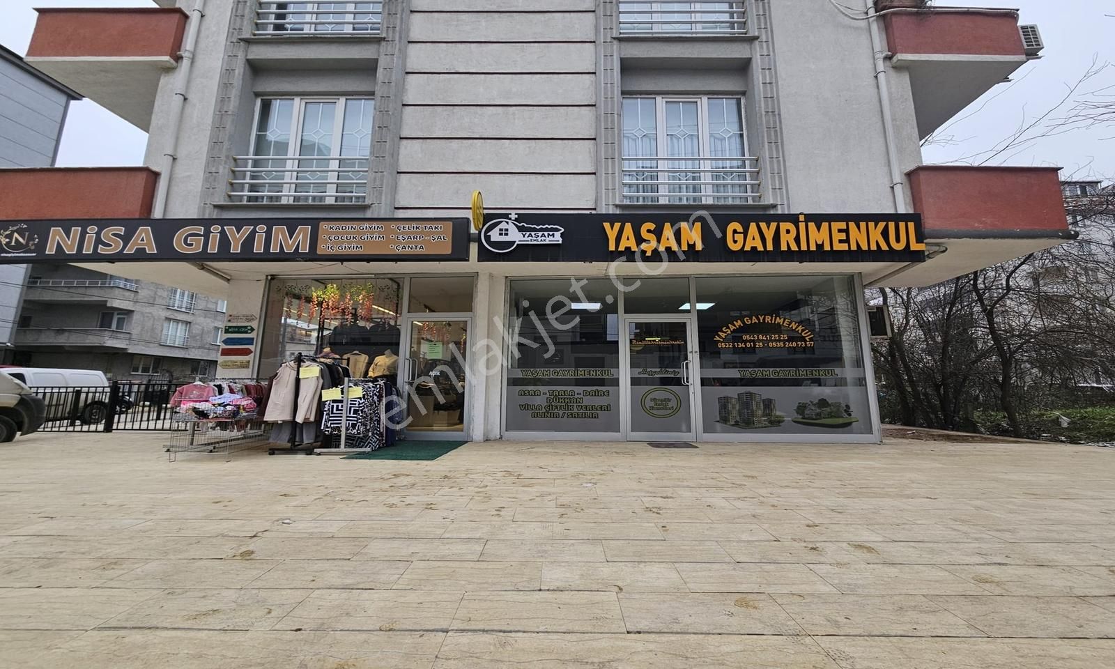 Cadde Üzeri İki Adet Tapular Ayrı 400 M2 Satılık Dükkan