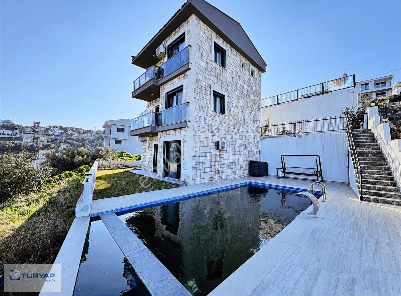 Yeni Foça Da Satılık 5+1 Müstakil Villa