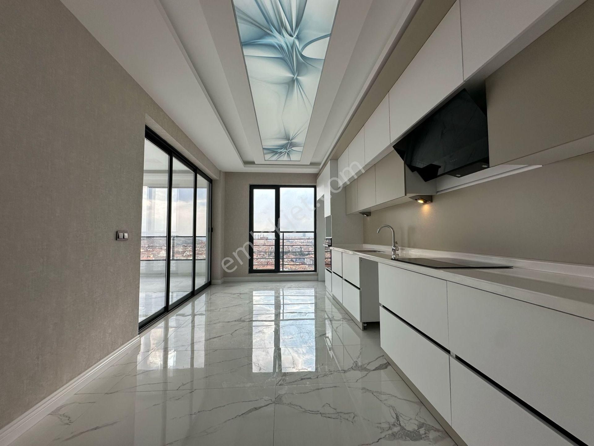 Pursaklar Mehmet Zengin Emlak'tan Kapalı Otoparklı 8.kat 4+1 Teras Balkonlu Sitede Daire