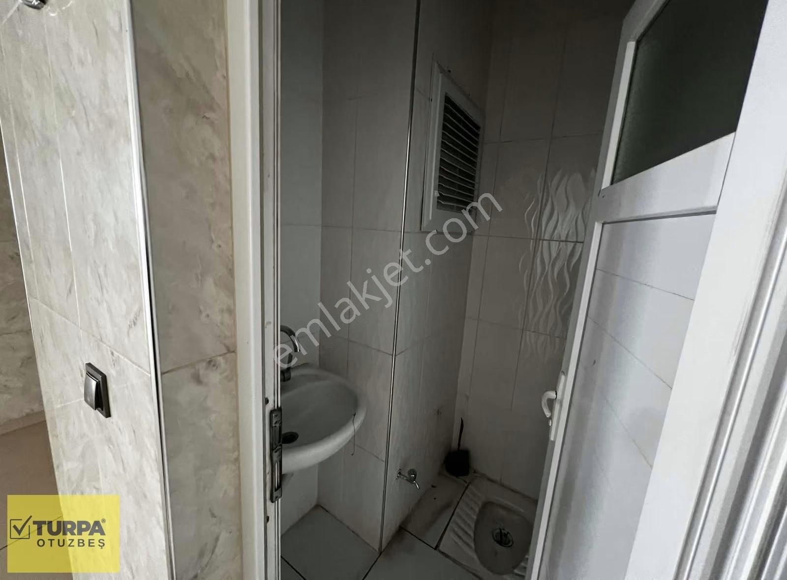 Turpa Otuzbeş'ten Köşe Konum Ferah Kiralık Dükkan 120 M² - Görsel 3