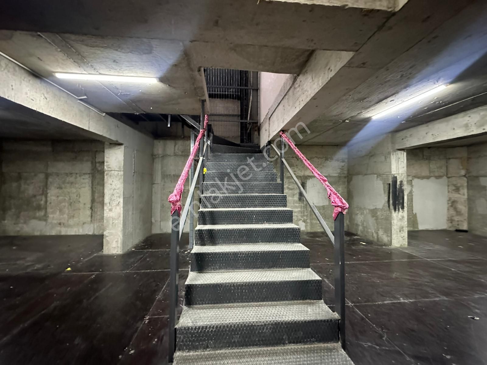 Esenler Menderes Mahallesinde 700m2/2 Katlı / 5 Yılıık Binada Kiralık Depo - Görsel 3