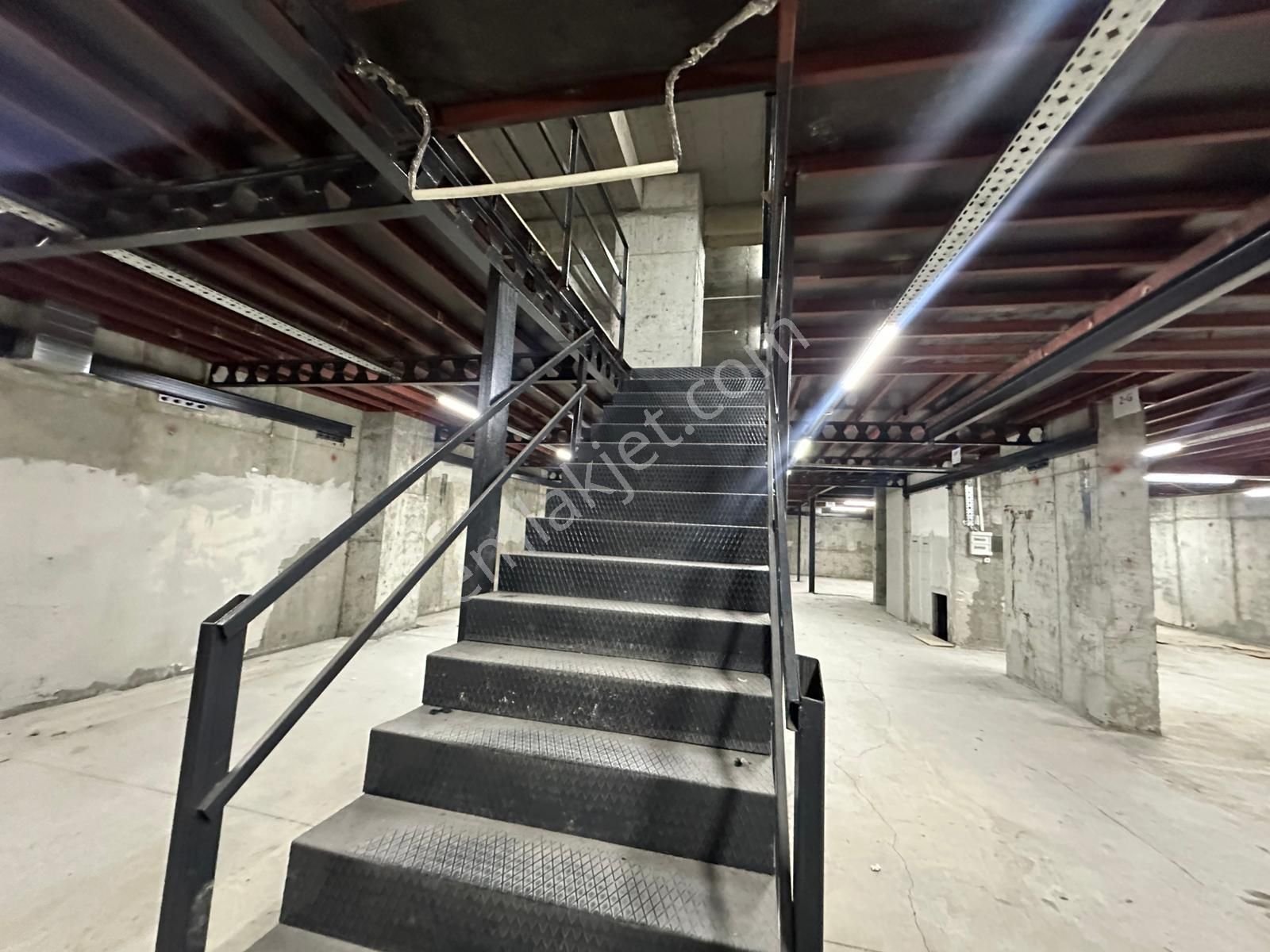 Esenler Menderes Mahallesinde 700m2/2 Katlı / 5 Yılıık Binada Kiralık Depo - Görsel 8