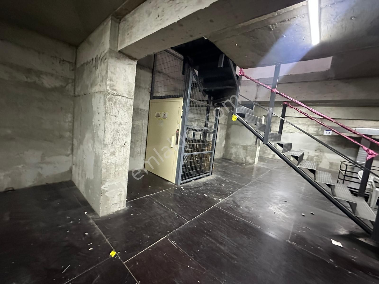 Esenler Menderes Mahallesinde 700m2/2 Katlı / 5 Yılıık Binada Kiralık Depo - Görsel 23