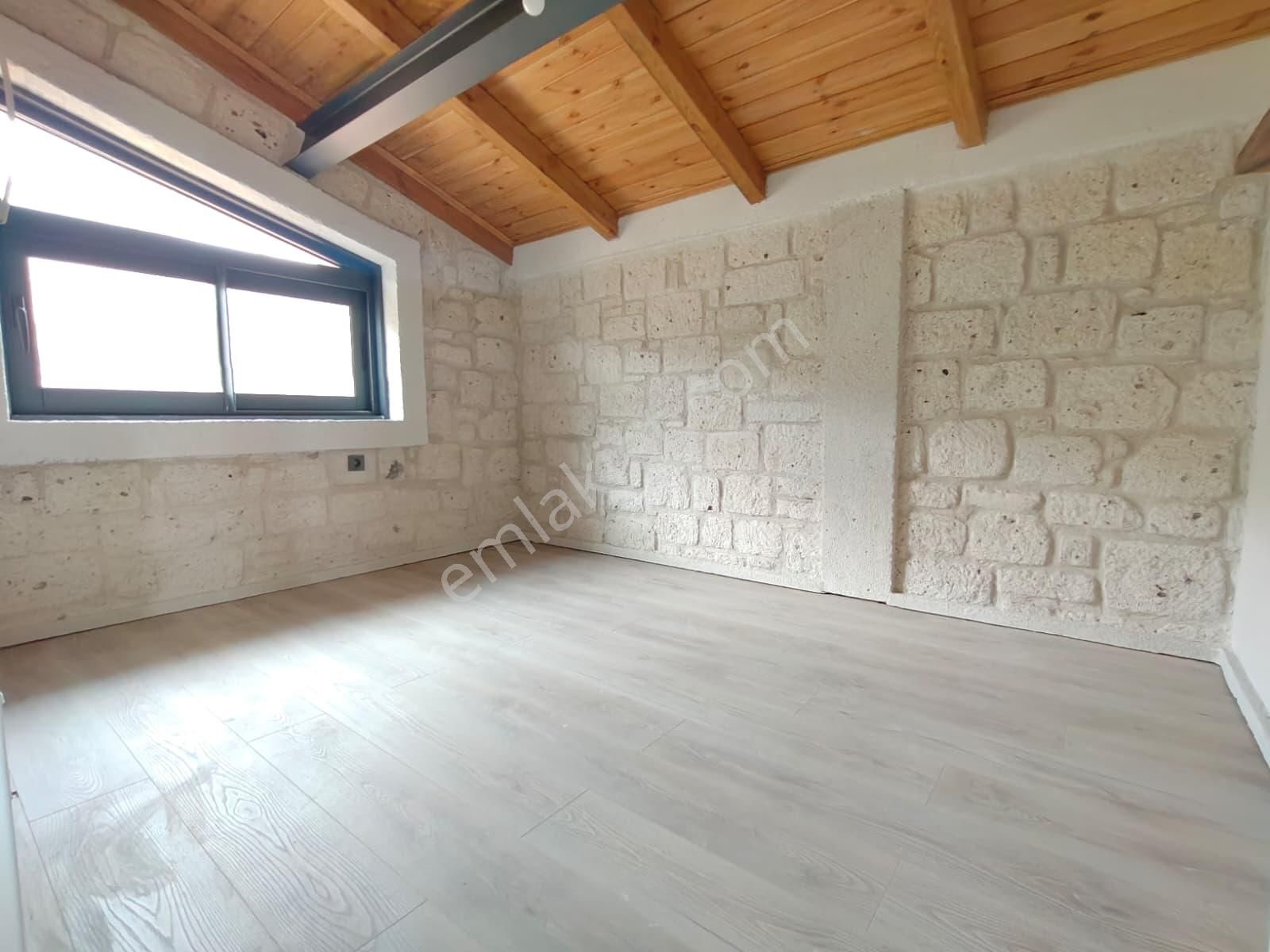 Urla Balıklıova'da Site İçerisinde Alaçatı Tarzı Taş Villa - Görsel 20