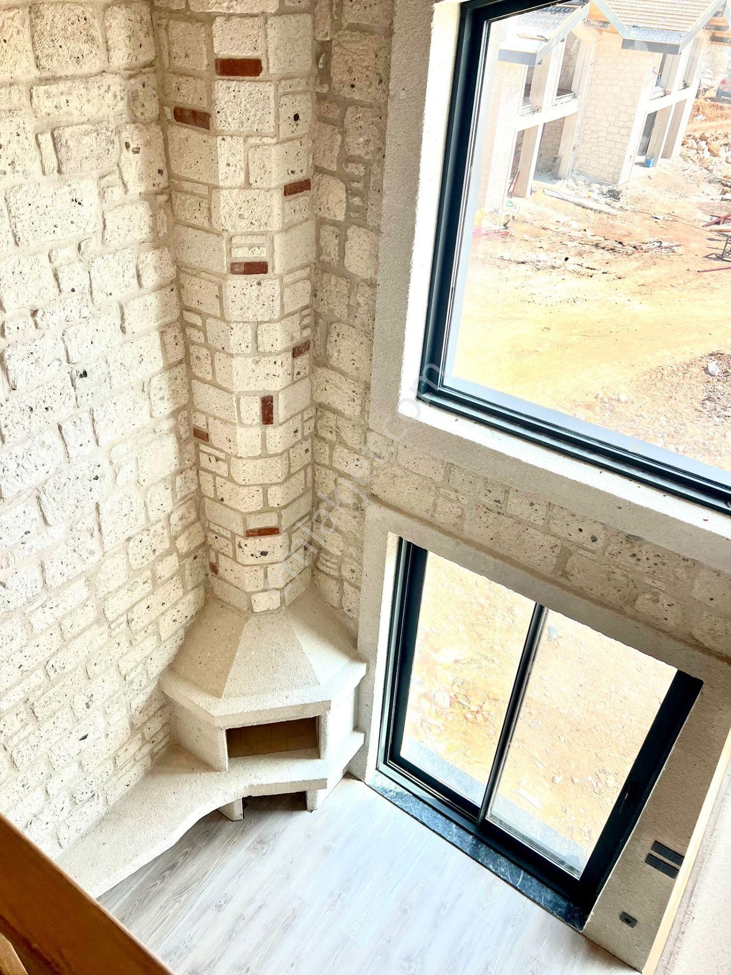 Urla Balıklıova'da Site İçerisinde Alaçatı Tarzı Taş Villa - Görsel 16