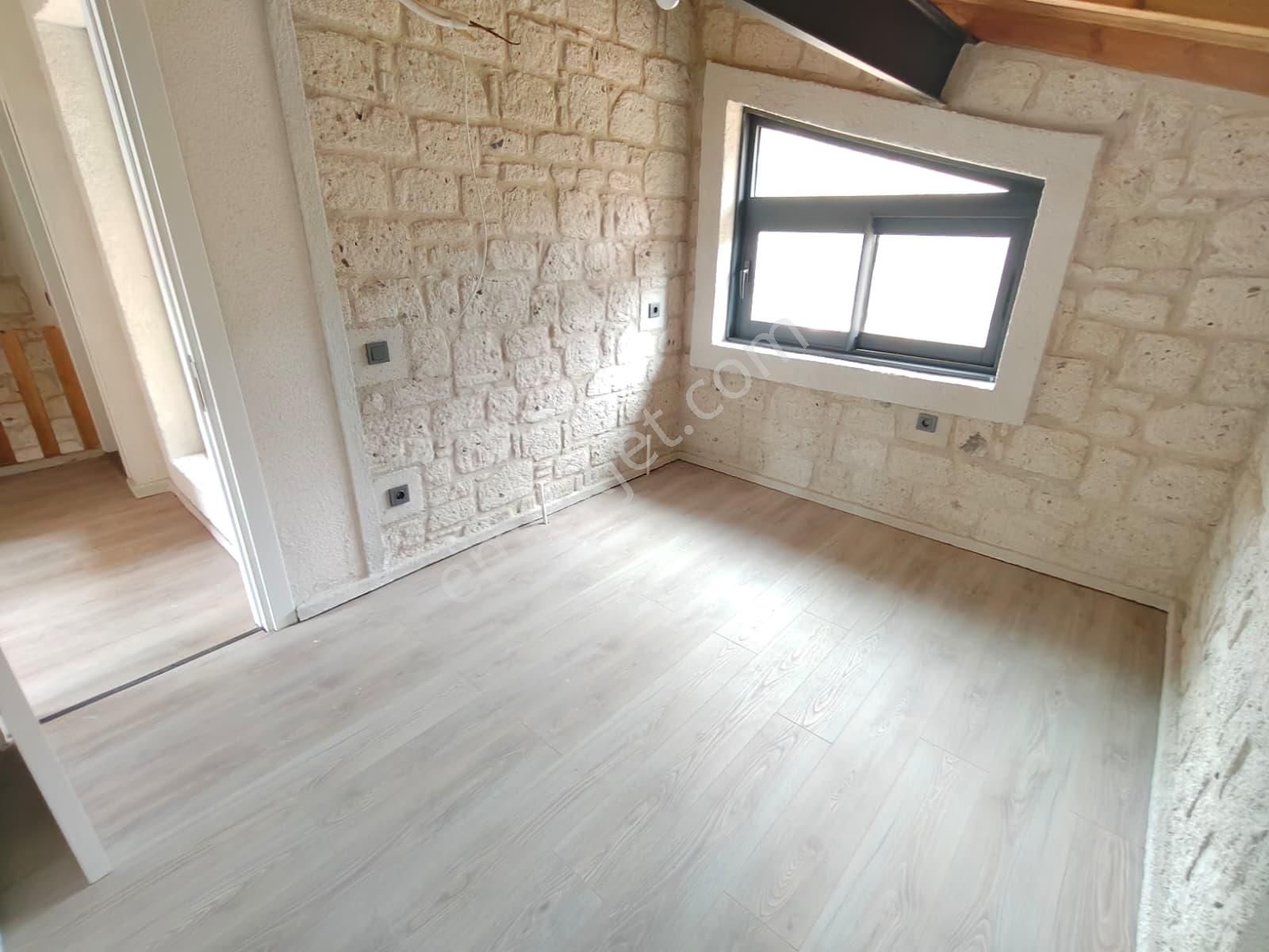 Urla Balıklıova'da Site İçerisinde Alaçatı Tarzı Taş Villa - Görsel 18