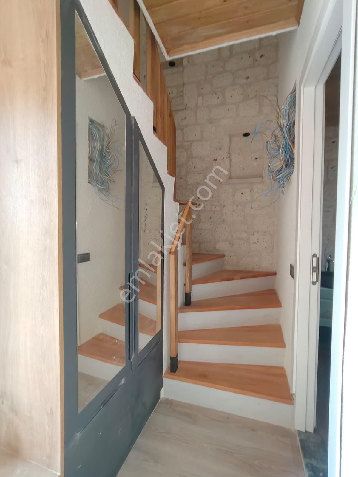 Urla Balıklıova'da Site İçerisinde Alaçatı Tarzı Taş Villa - Görsel 12