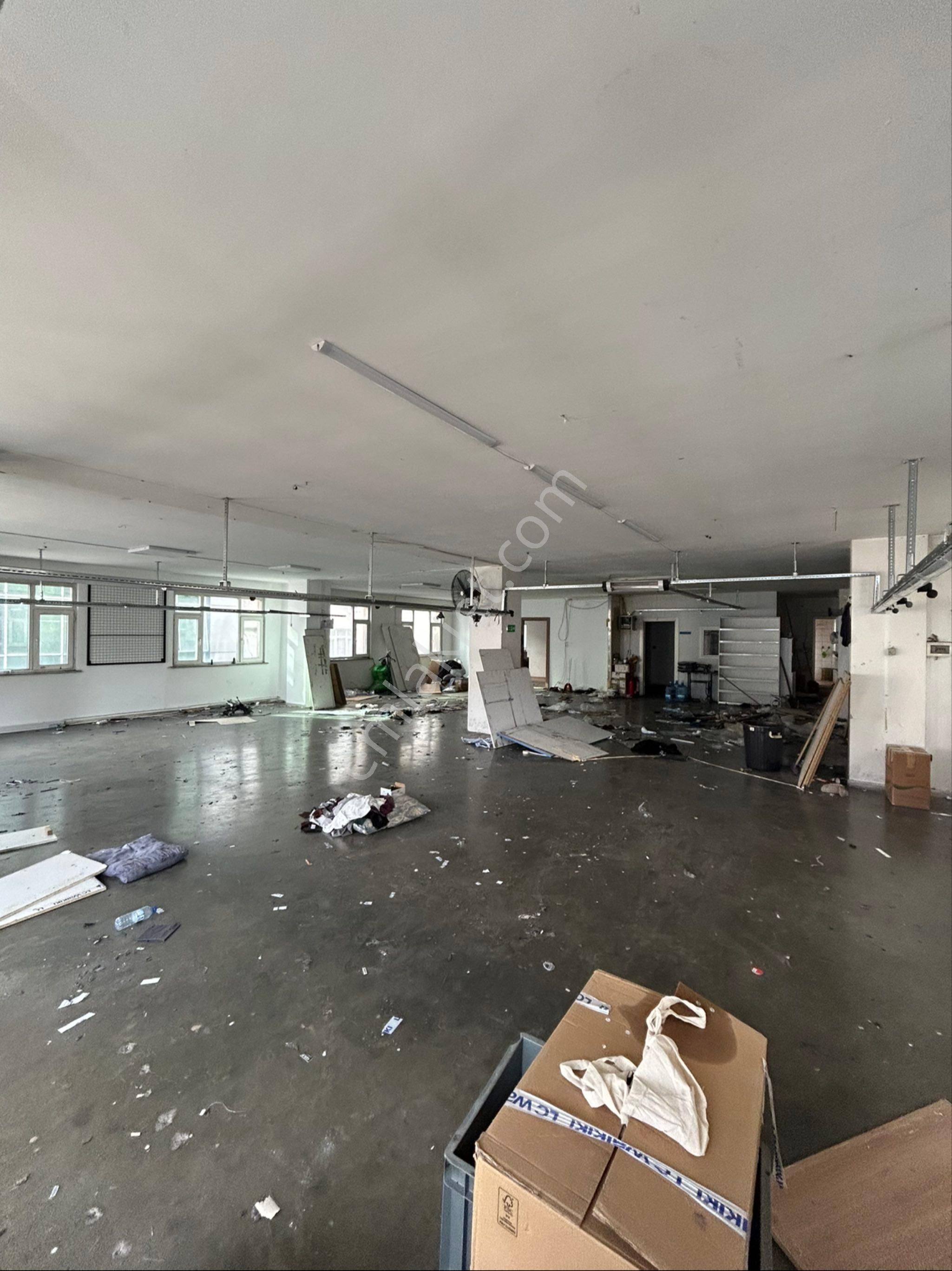 Plaza'ların Ortasında 285m2 Ofis Bölmeli Kiralık Atölye - Görsel 2