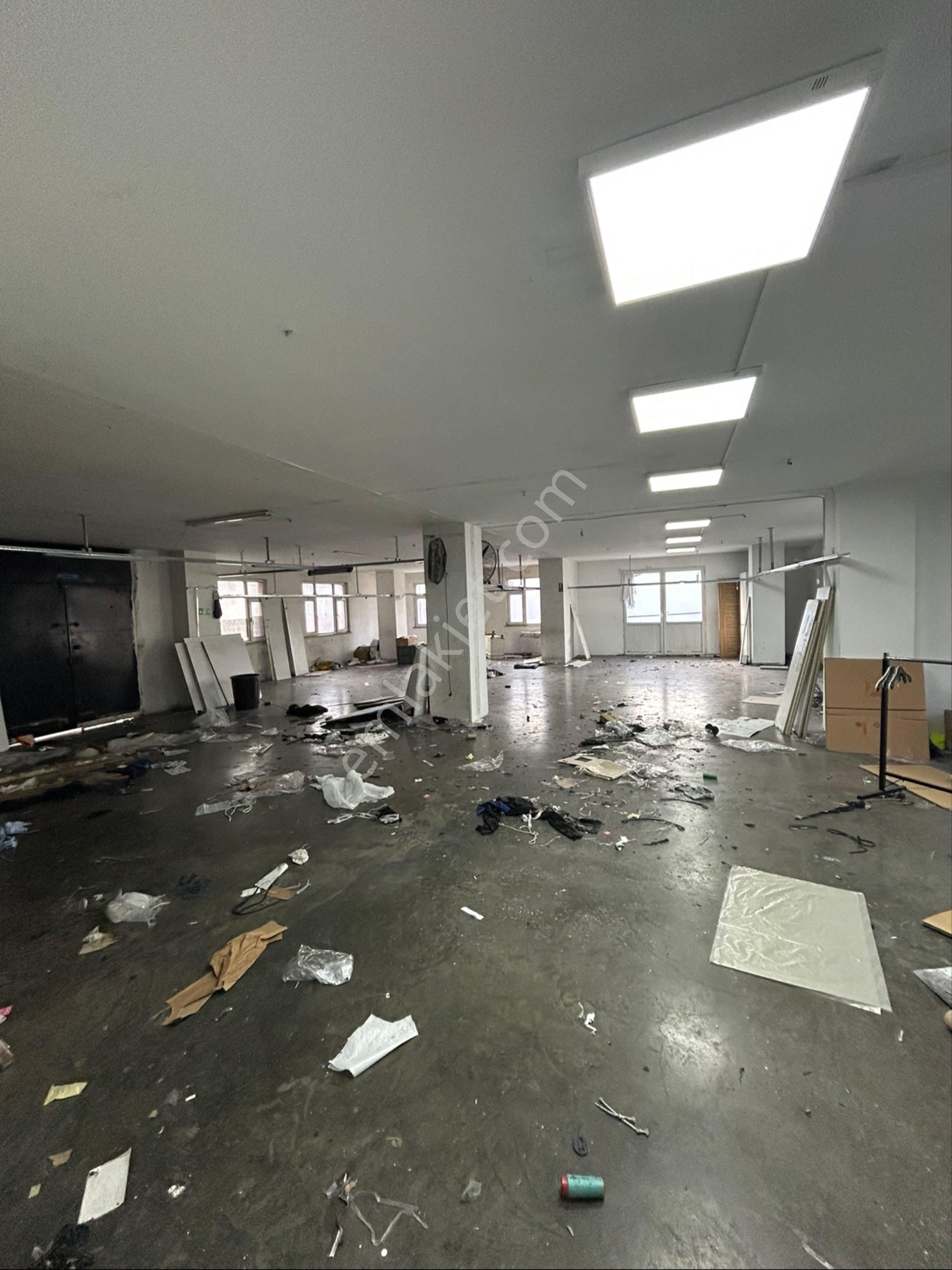 Plaza'ların Ortasında 285m2 Ofis Bölmeli Kiralık Atölye