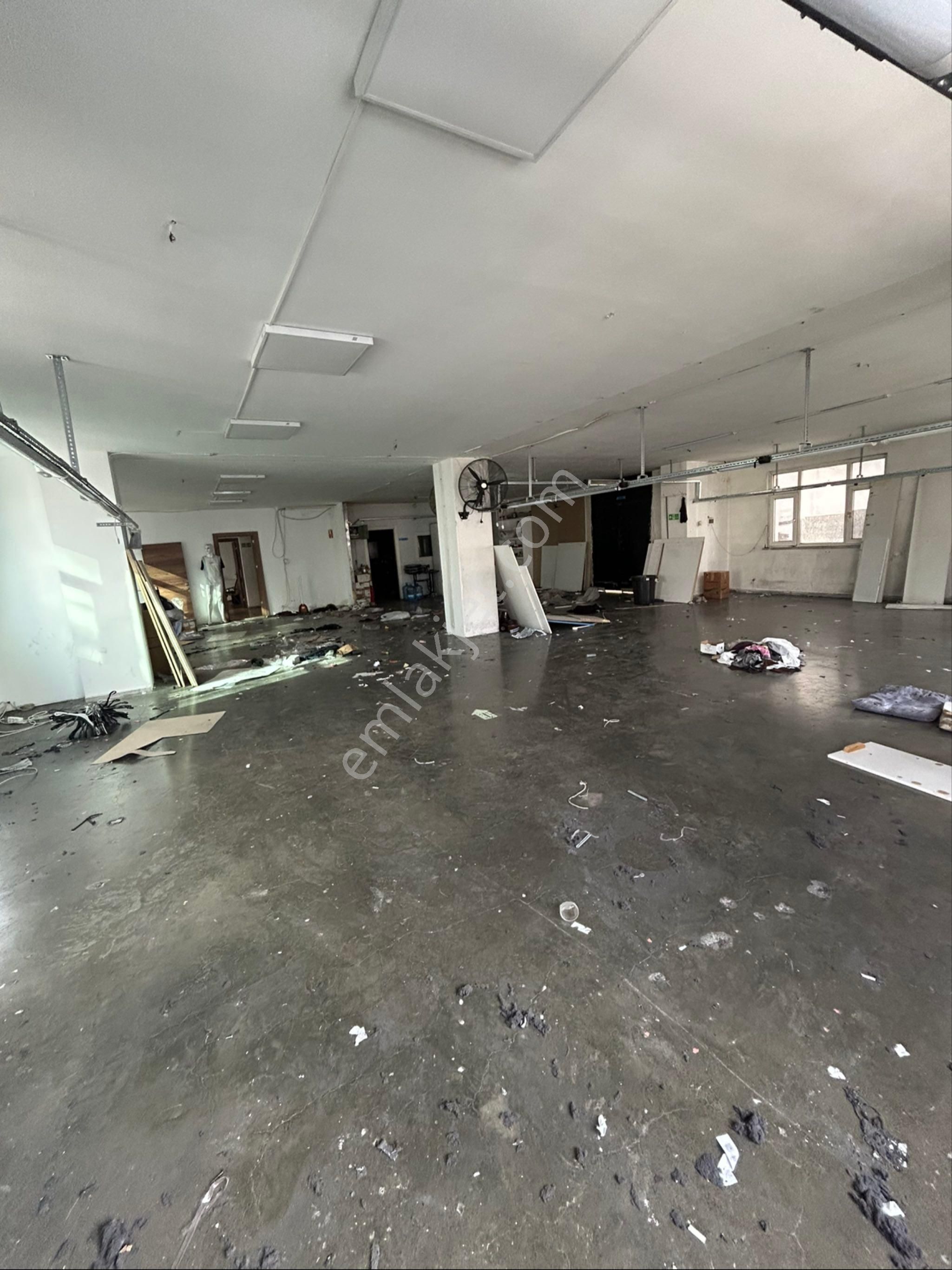 Plaza'ların Ortasında 285m2 Ofis Bölmeli Kiralık Atölye - Görsel 3
