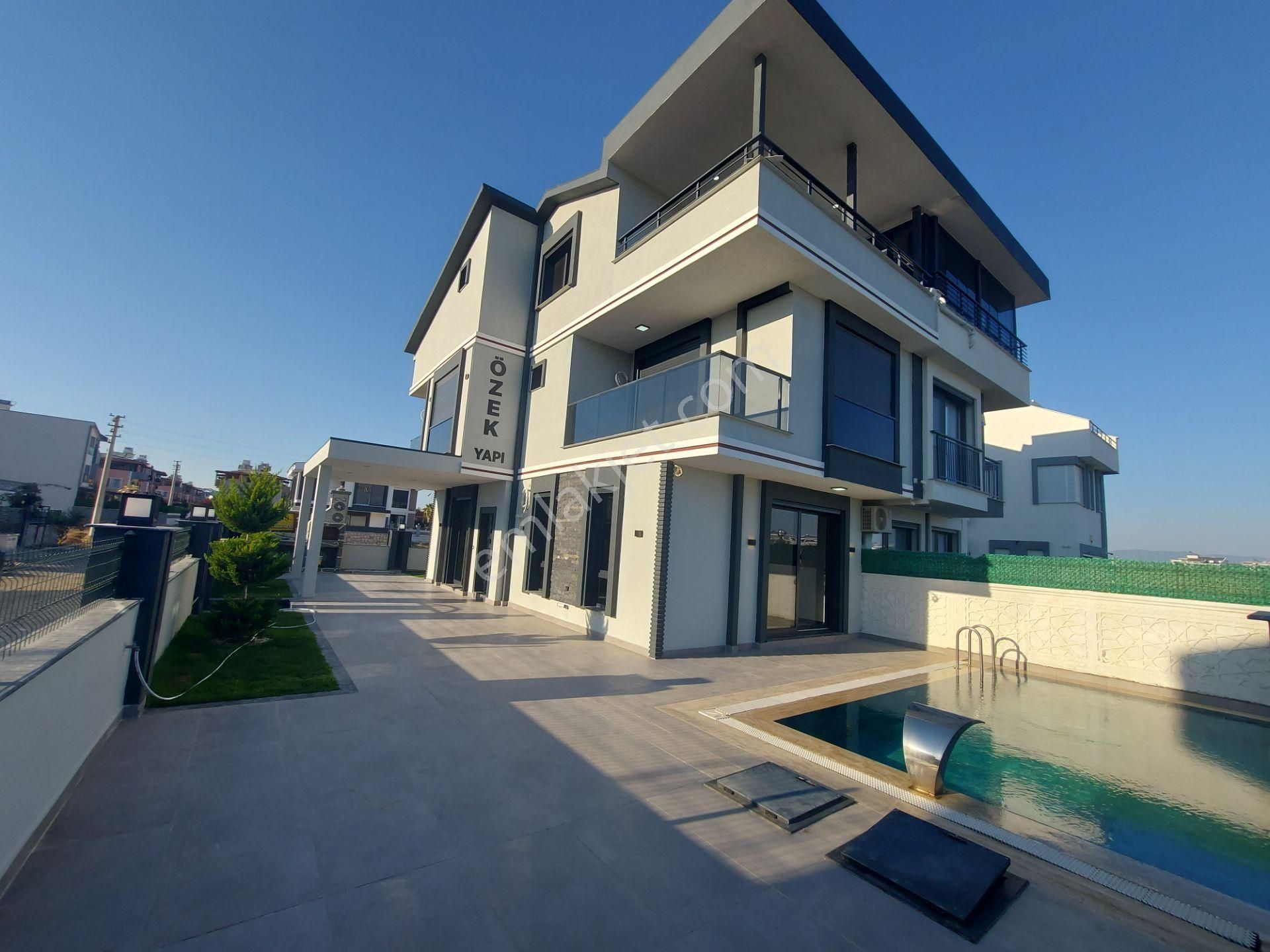 Müstakil Havuzlu Bahçeli Otoparklı Ebeveyn Banyolu Satılık Villa