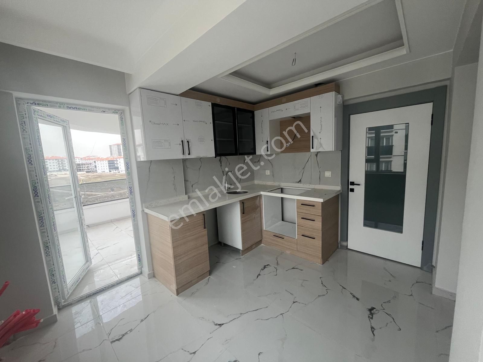 Mç Emlaktan Yenikent'te 3+1 Satılık Daire