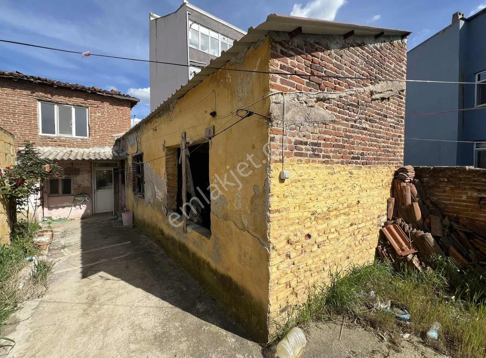 Ezine İlçe Merkezinde Arsa Fiyatına Satılık Müstakil Ev - Görsel 26