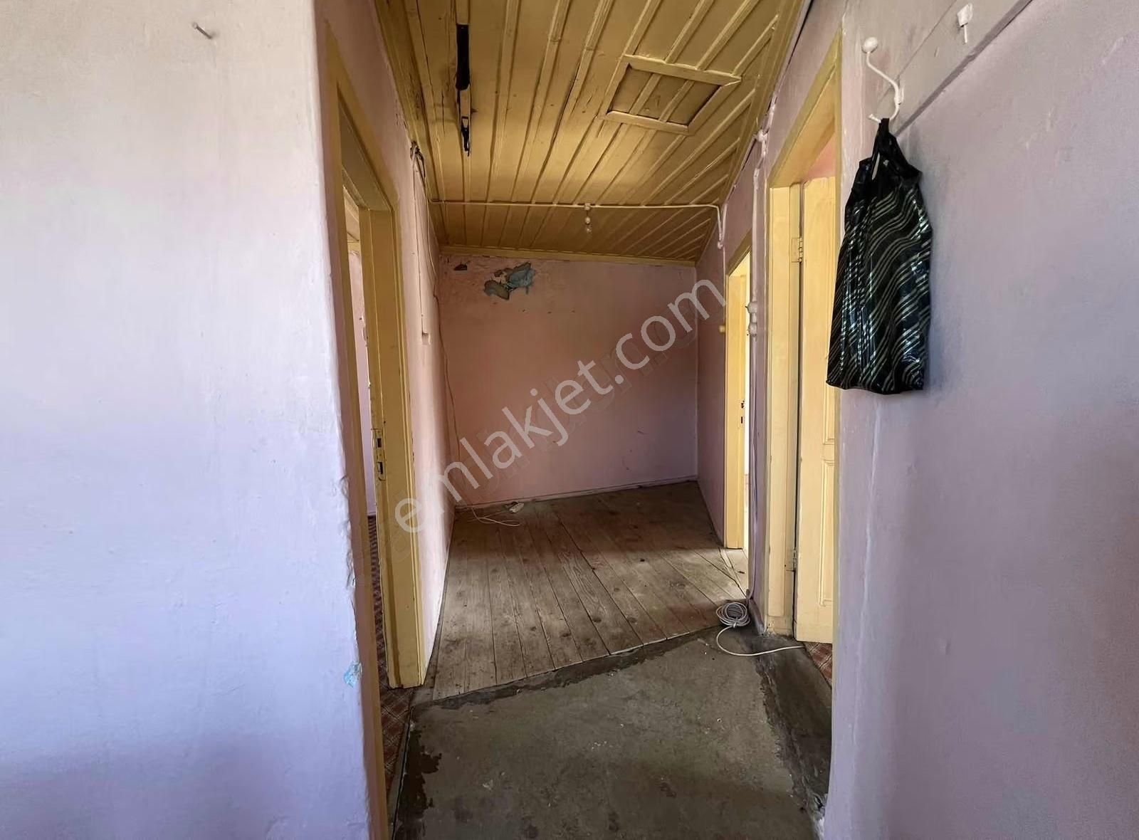 Ezine İlçe Merkezinde Arsa Fiyatına Satılık Müstakil Ev - Görsel 33