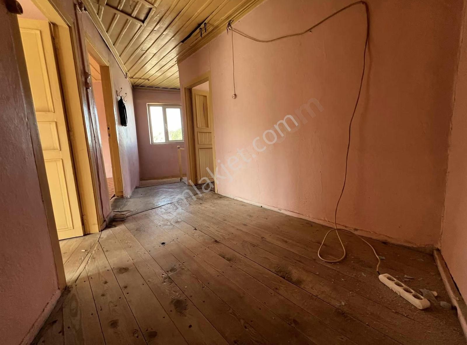 Ezine İlçe Merkezinde Arsa Fiyatına Satılık Müstakil Ev - Görsel 7