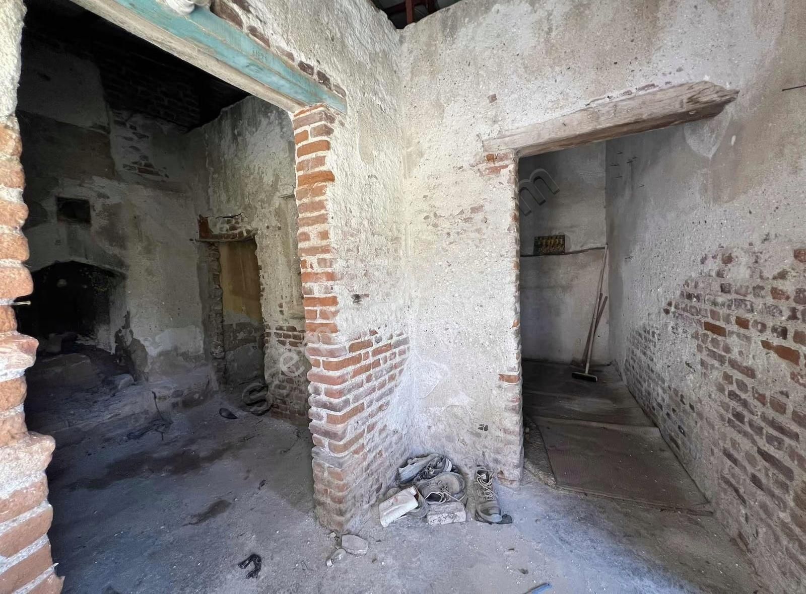 Ezine İlçe Merkezinde Arsa Fiyatına Satılık Müstakil Ev - Görsel 24