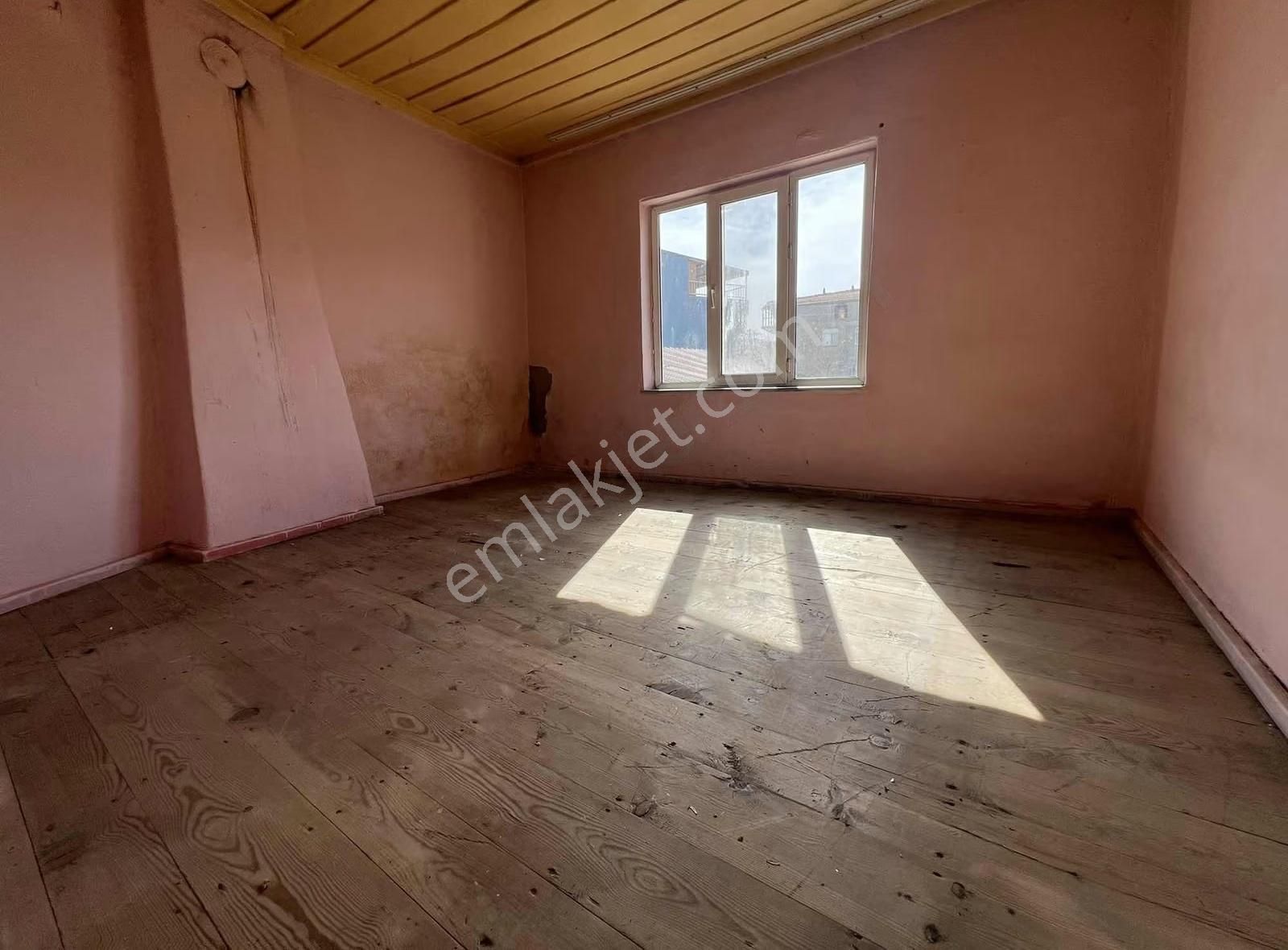 Ezine İlçe Merkezinde Arsa Fiyatına Satılık Müstakil Ev - Görsel 28