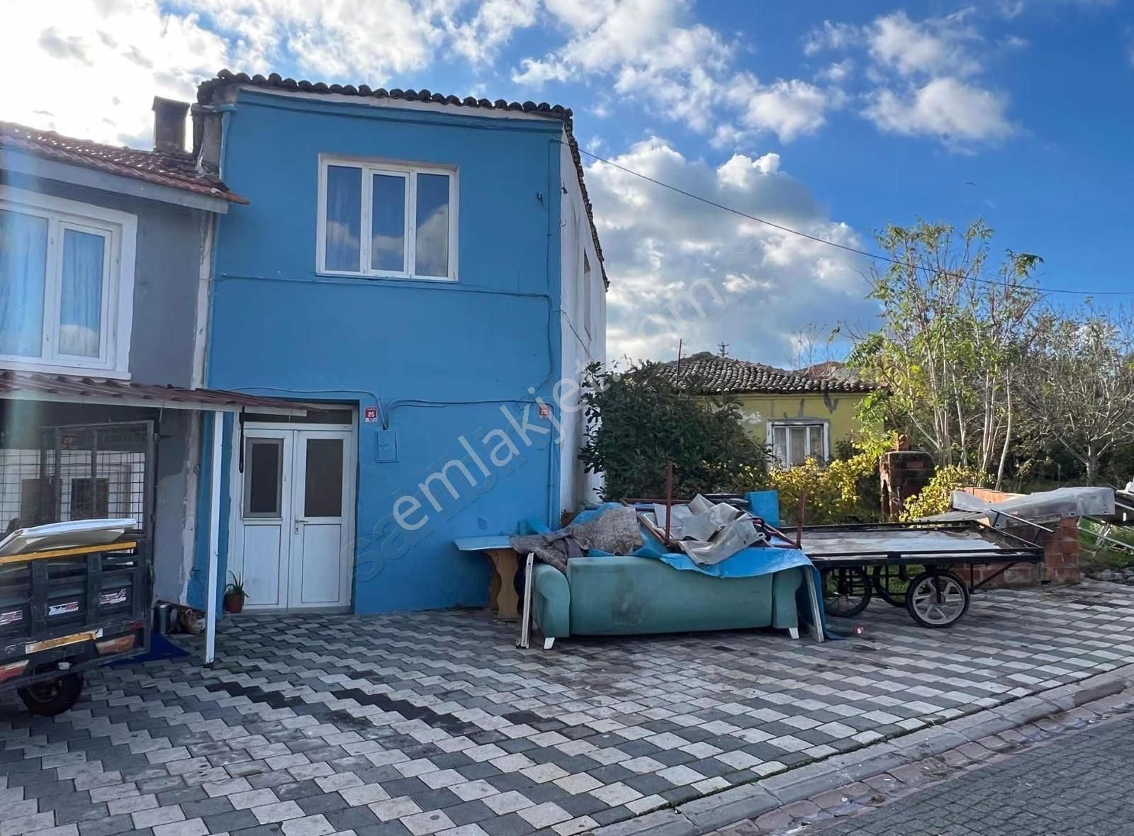 Ezine İlçe Merkezinde Arsa Fiyatına Satılık Müstakil Ev