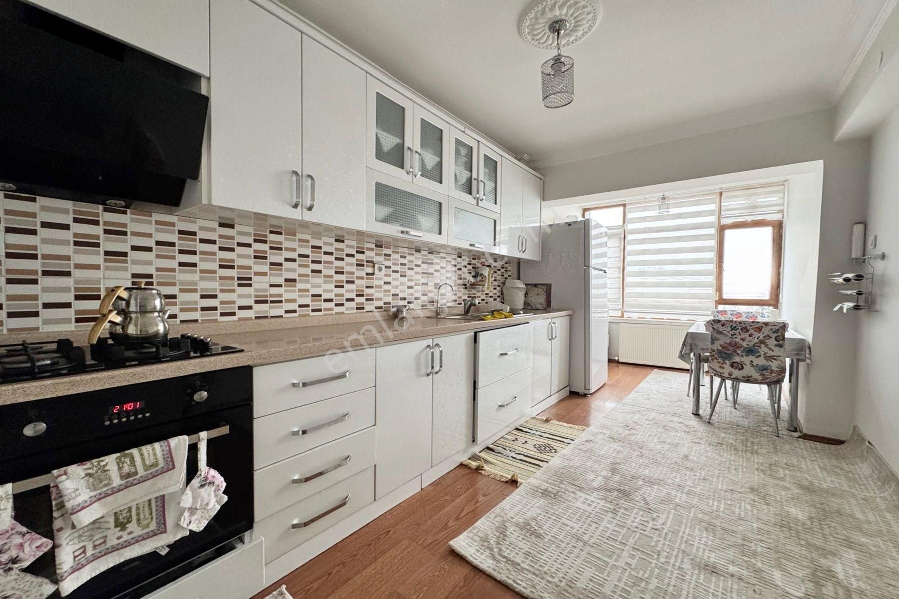 Kutlu Caddeye Bir Bina Ara Katta 3+1 Daire Fırsatı..!