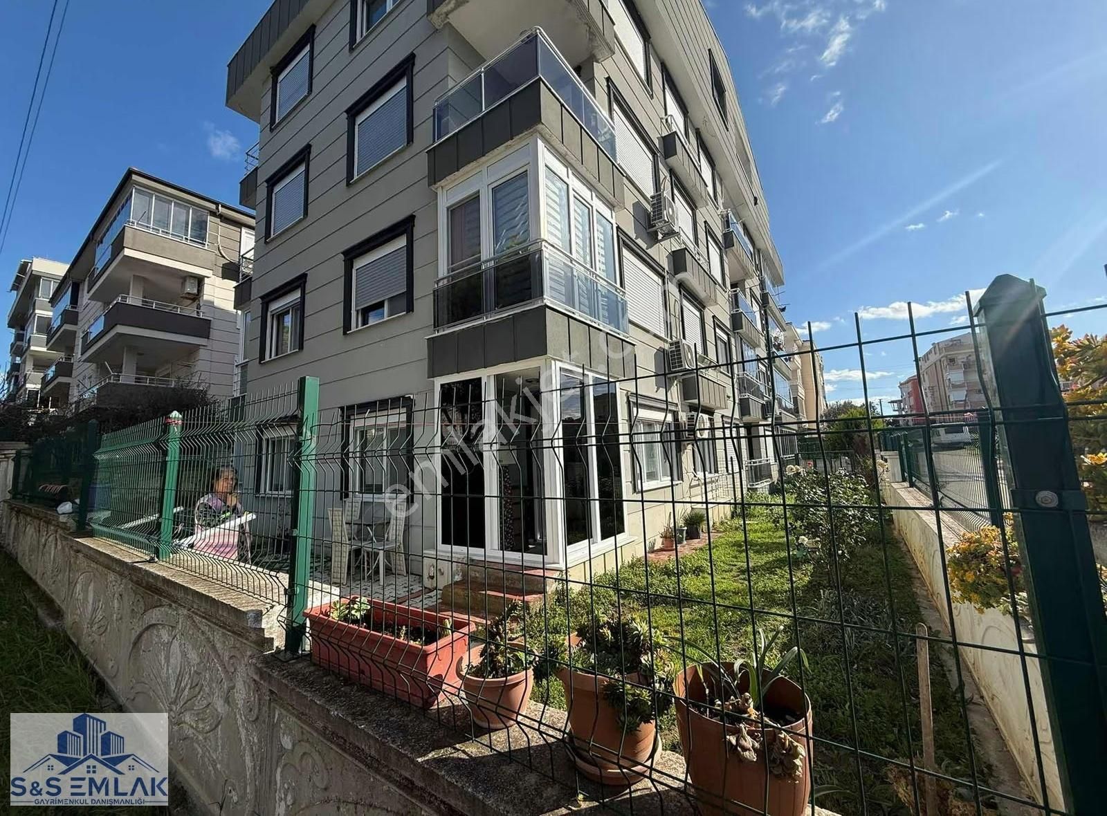 S&s Emlak'dan Sarımsaklı'da Satılık 2+1 Bahçeli Daire
