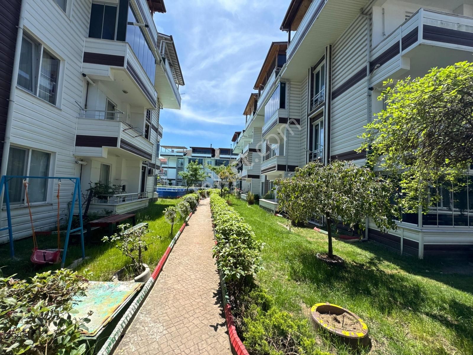 Denize Yürüme Mesafesinde Çift Havuzlu Güvenlikli Sitede 1+1 - Görsel 19