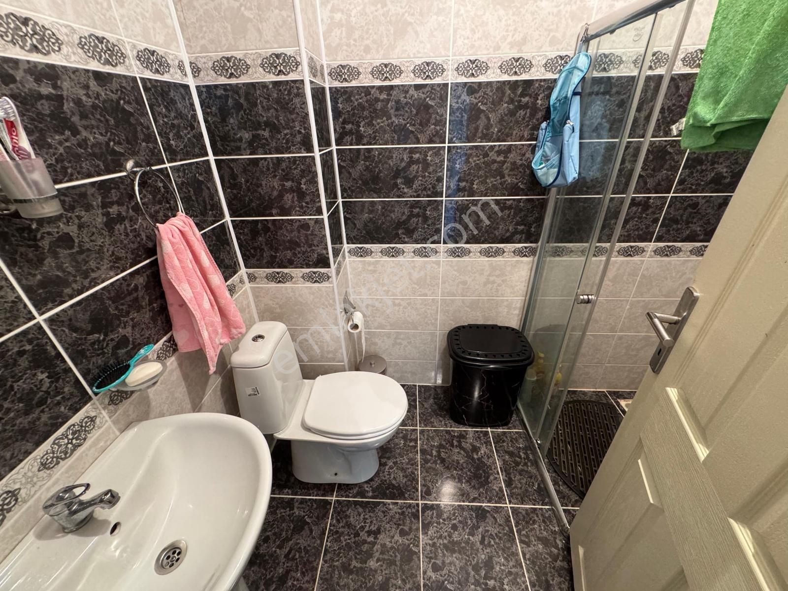 Denize Yürüme Mesafesinde Çift Havuzlu Güvenlikli Sitede 1+1 - Görsel 33