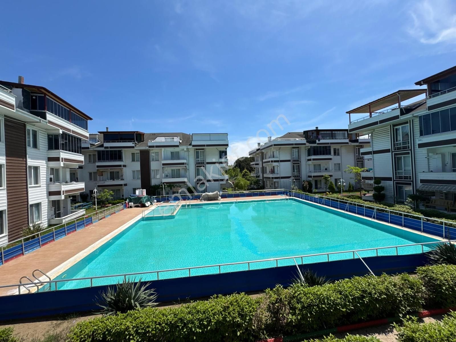 Denize Yürüme Mesafesinde Çift Havuzlu Güvenlikli Sitede 1+1 - Görsel 20