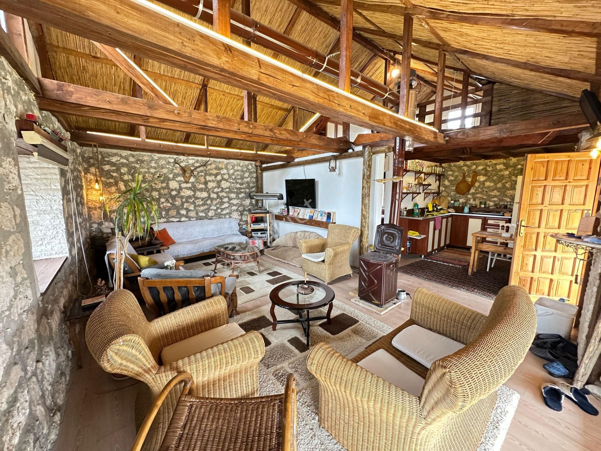 Menderes Oğlananasında Müstakil Orjinal Taş Ev - Görsel 13