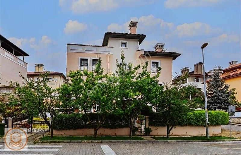 Bahçeşehir 1.kısımda Toros Villa; İş Yerine Ve Yaşamaya Uygun