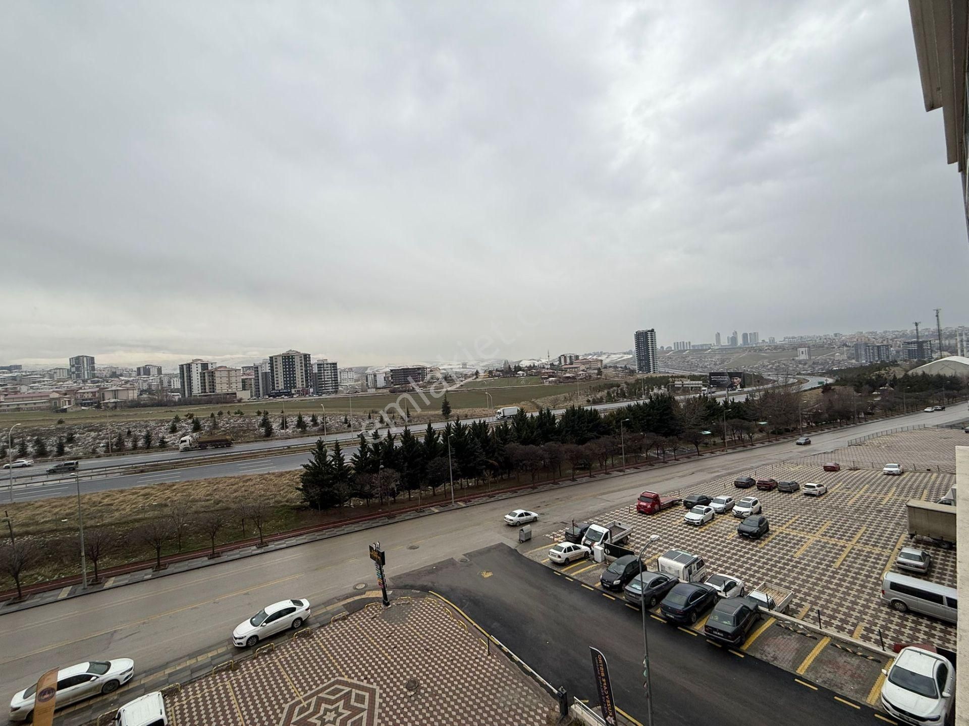 Otoban Manzaralı Komple Yapılı Teras Balkonlu 3+1 160 M2 Daireee