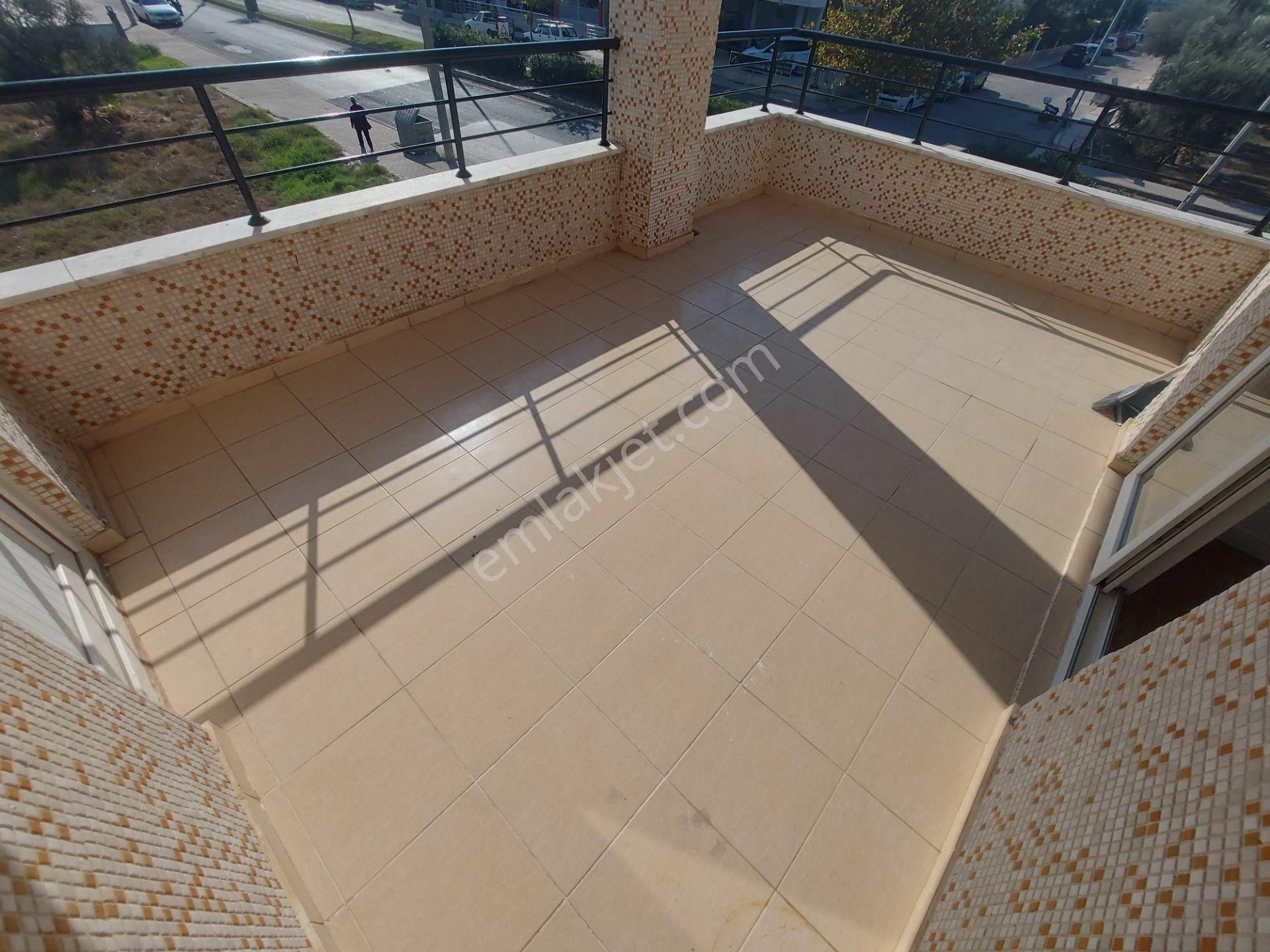 Didim Merkezde Geniş Balkonlu Ara Kat Ön Cephe 2+1 - Görsel 24