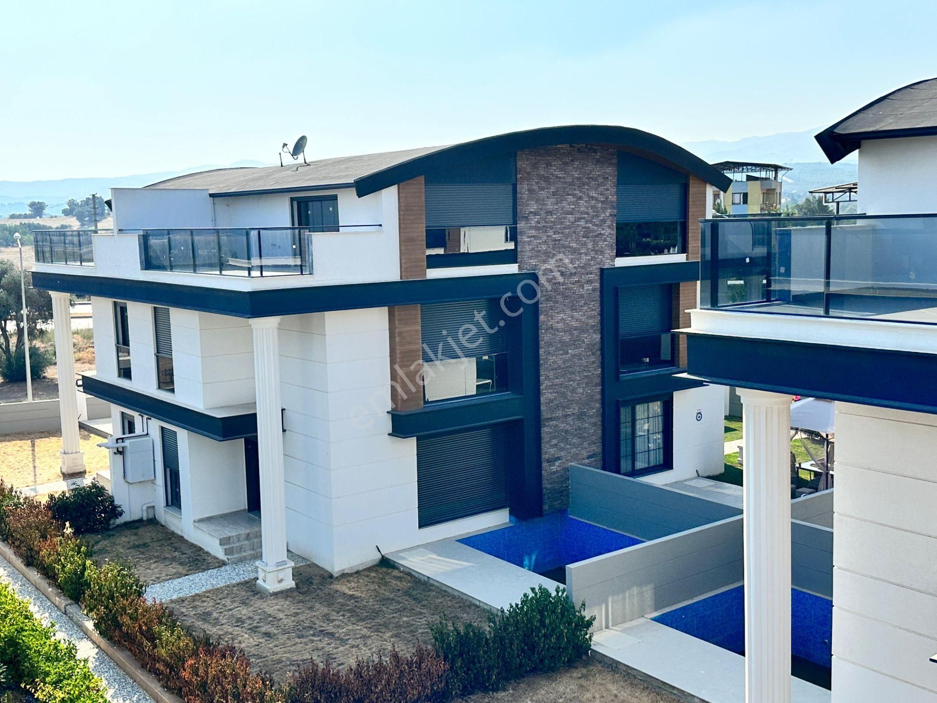 Menderes'te 3+1 300 M2 Arsa İçinde 170 M2 Havuzlu Triplex Villa - Görsel 2