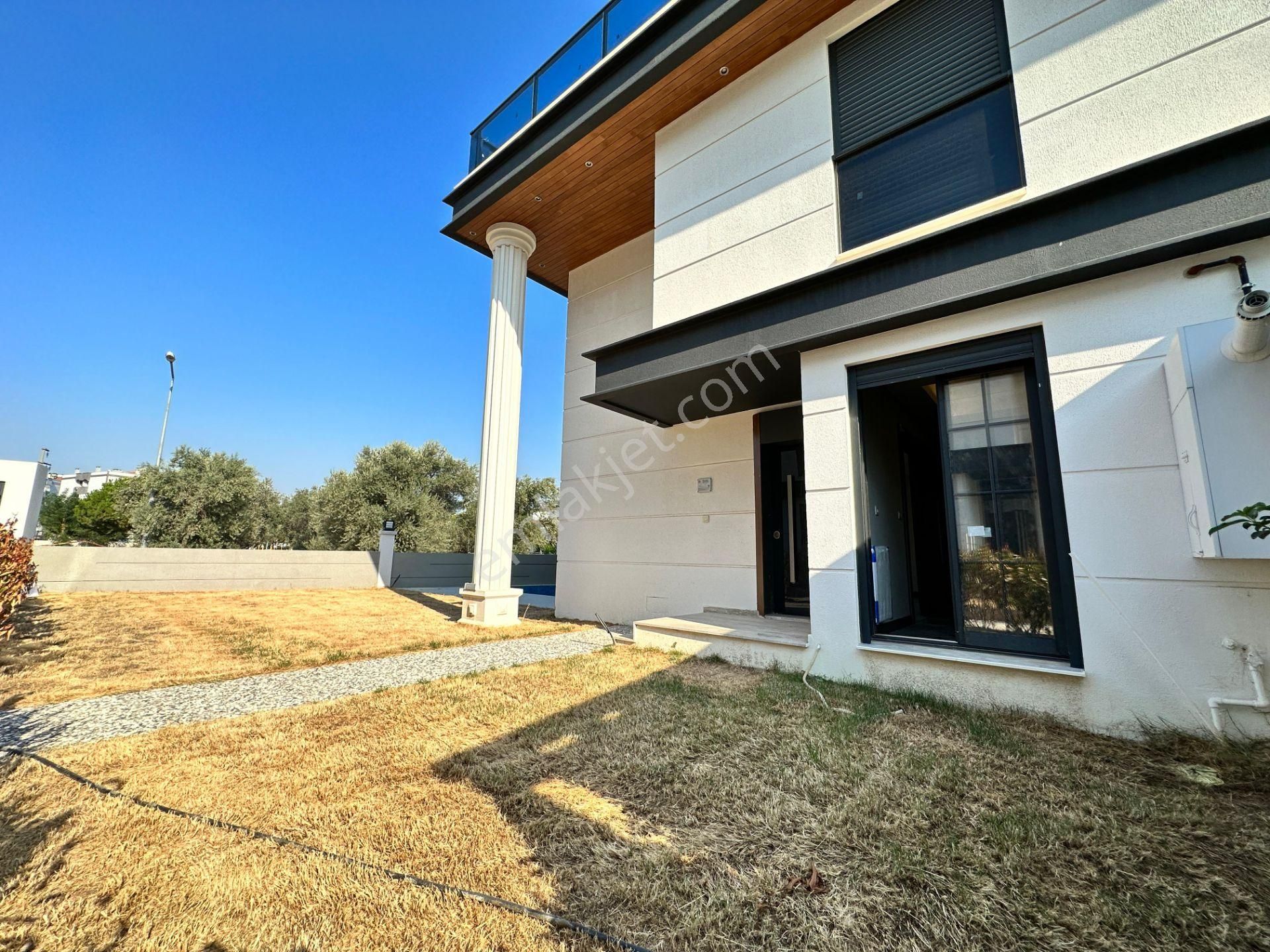 Menderes'te 3+1 300 M2 Arsa İçinde 170 M2 Havuzlu Triplex Villa - Görsel 3
